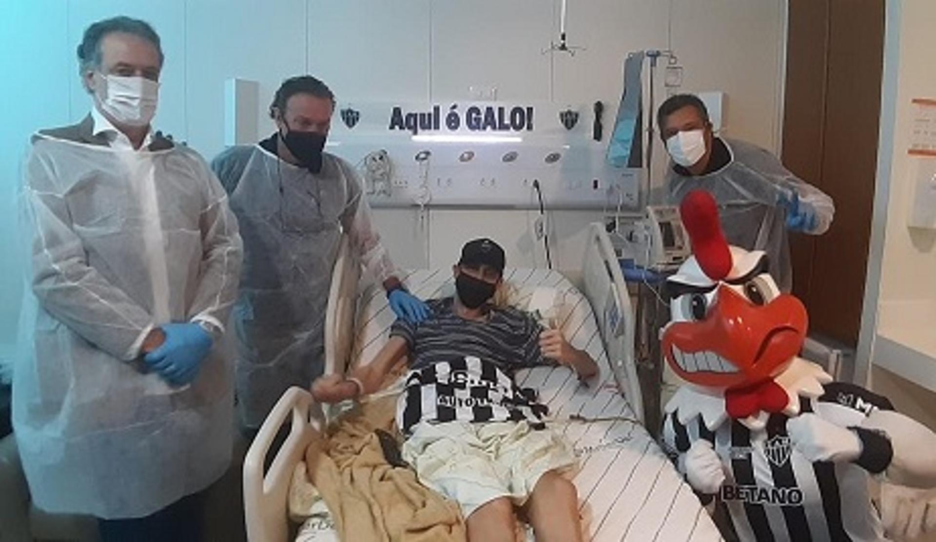Felipe Fiu teve a visita de Cuca, do Galo Doido e do presidnete do clube, em apoio à sua luta contra o câncer