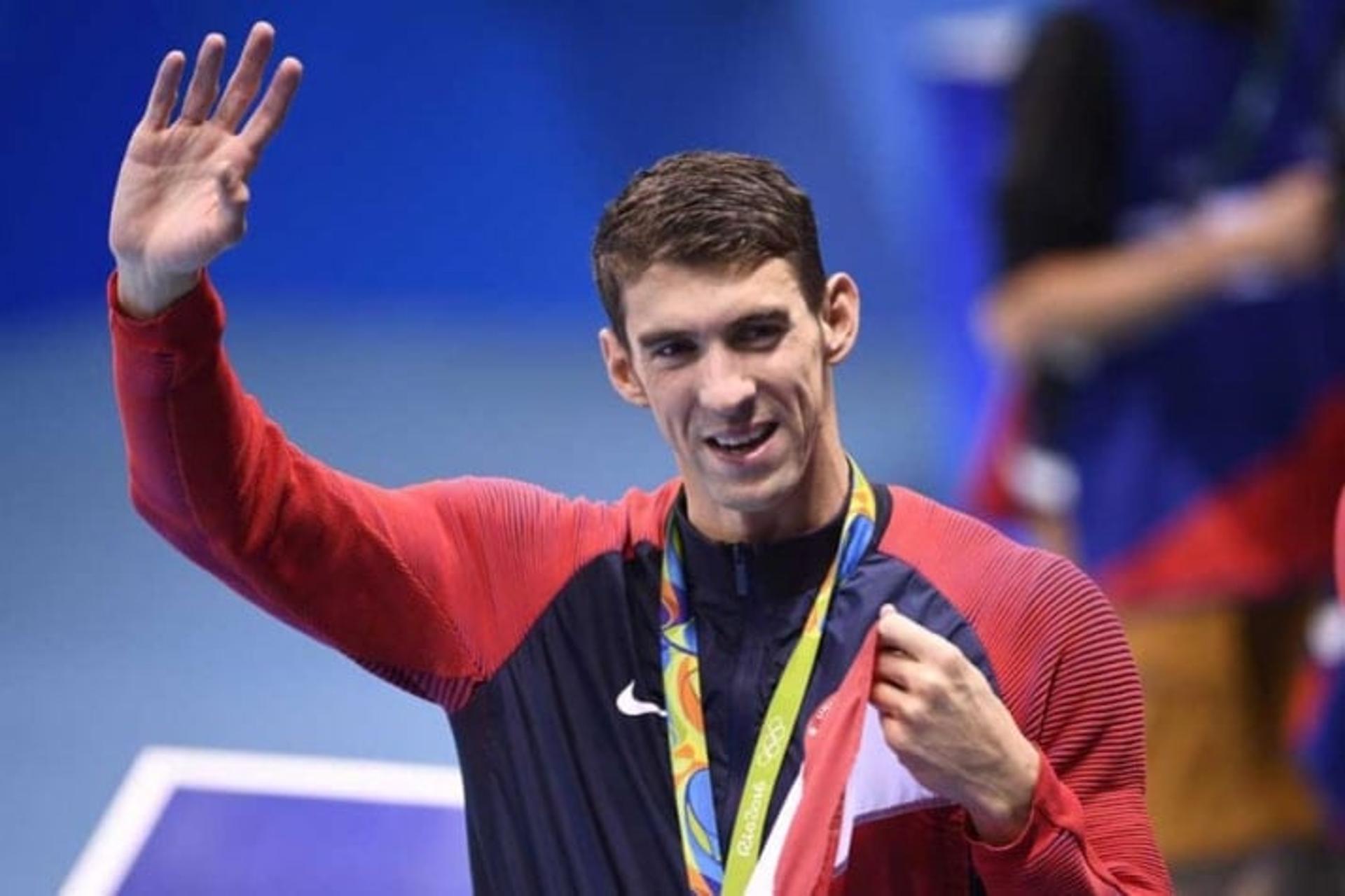 Michael Phelps com algumas de suas tantas medalhas olímpicas (Foto: AFP)