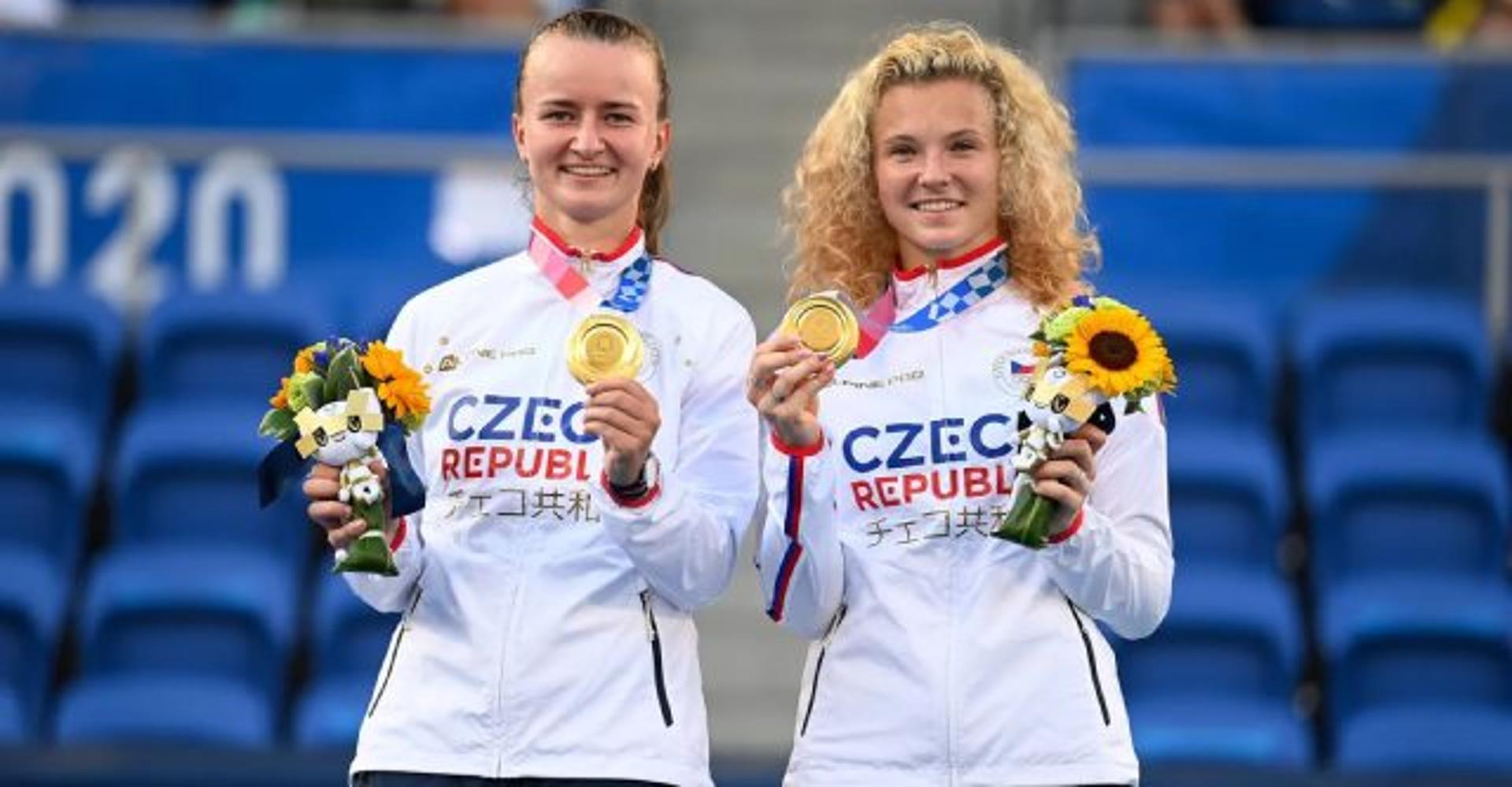 Barbora Krejcikova e Katerina Siniakova com a medalha de ouro