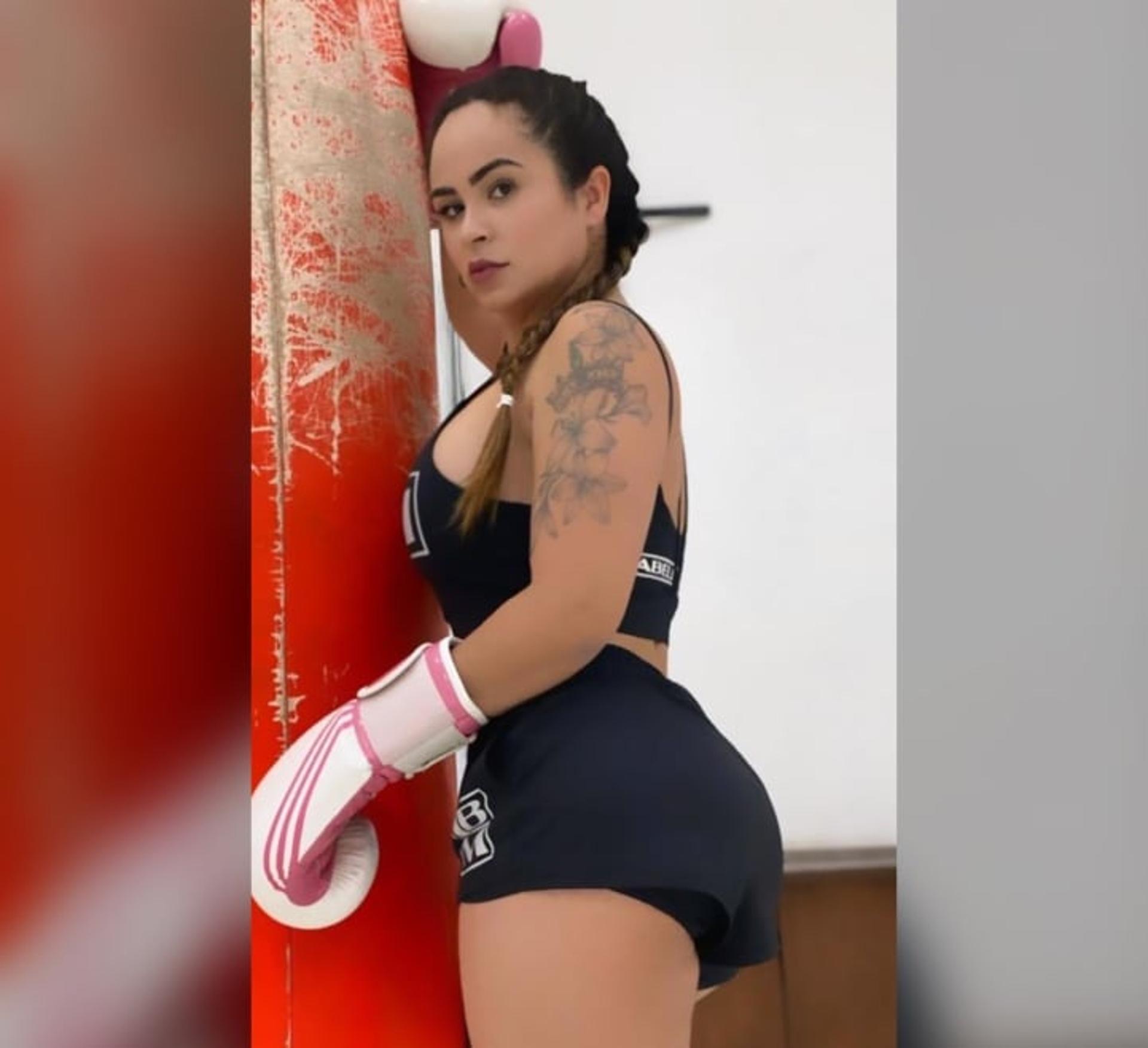 Sucesso nas redes por tornear o bumbum de famosas, influencer Natasha Ramos aponta o Muay Thai como atividade essencial