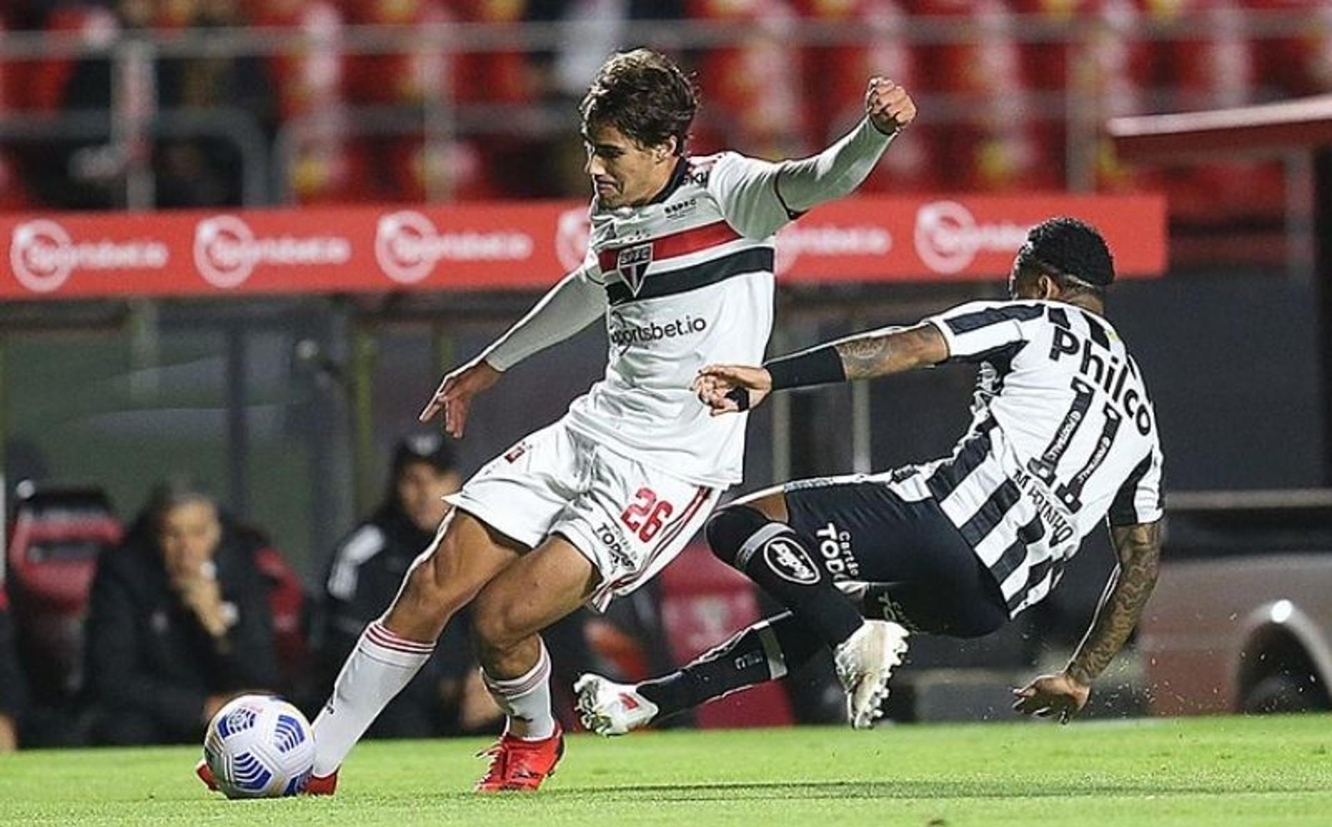 Igor Gomes jogou como lateral contra o Santos