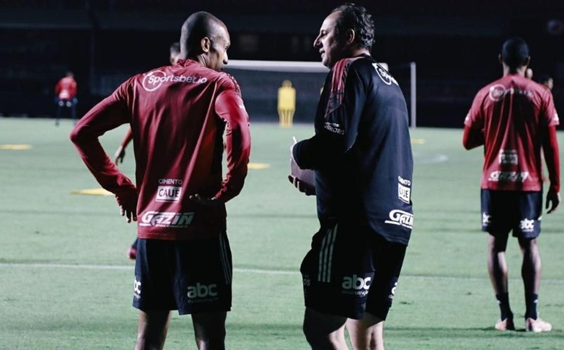 Rogério Ceni conversa com Miranda durante treino