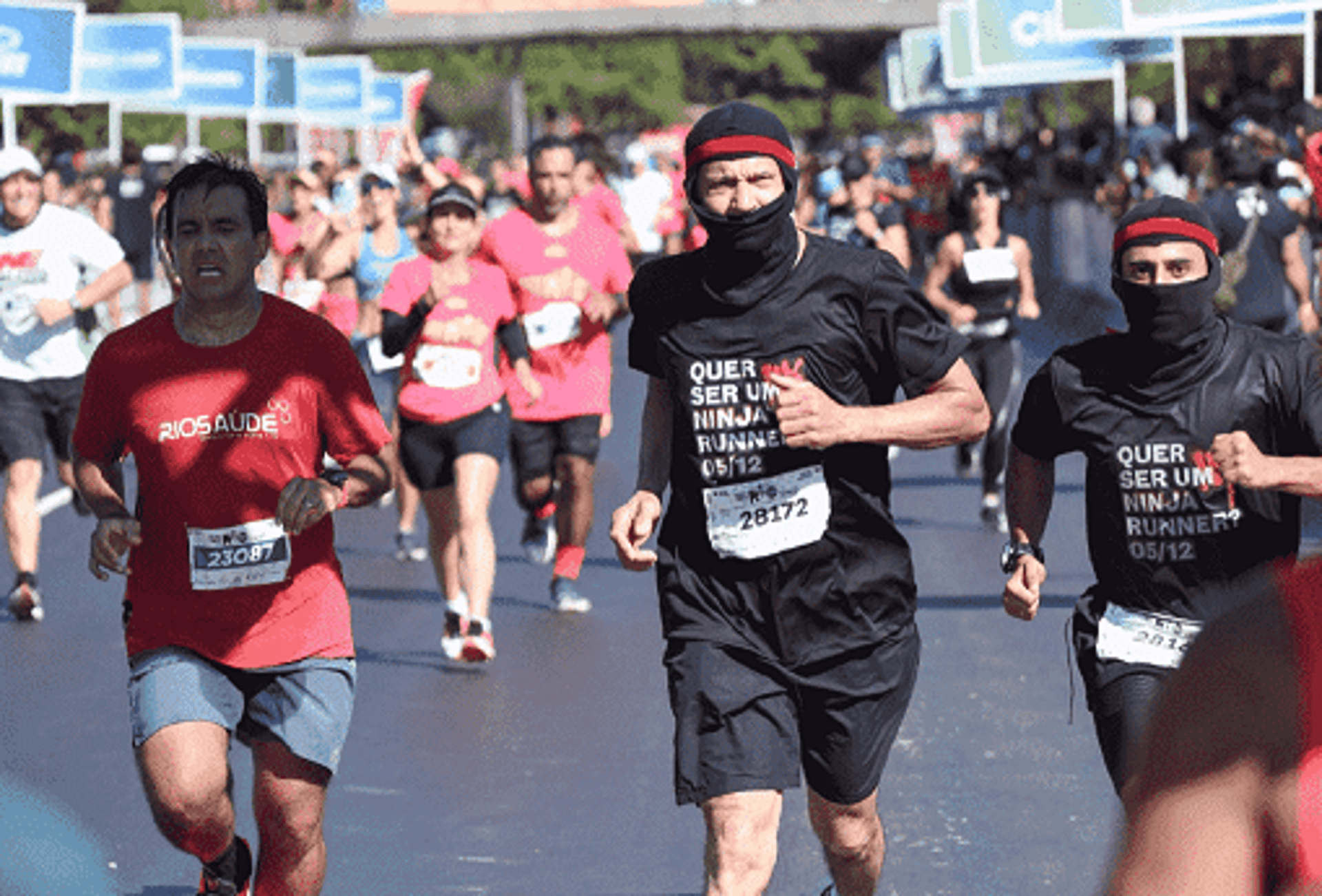 Corredores vestidos de ninjas promoveram a Uphill Serra dos Órgãos na Meia Maratona do Rio. (Foto de Ary Kaye Divulgação)