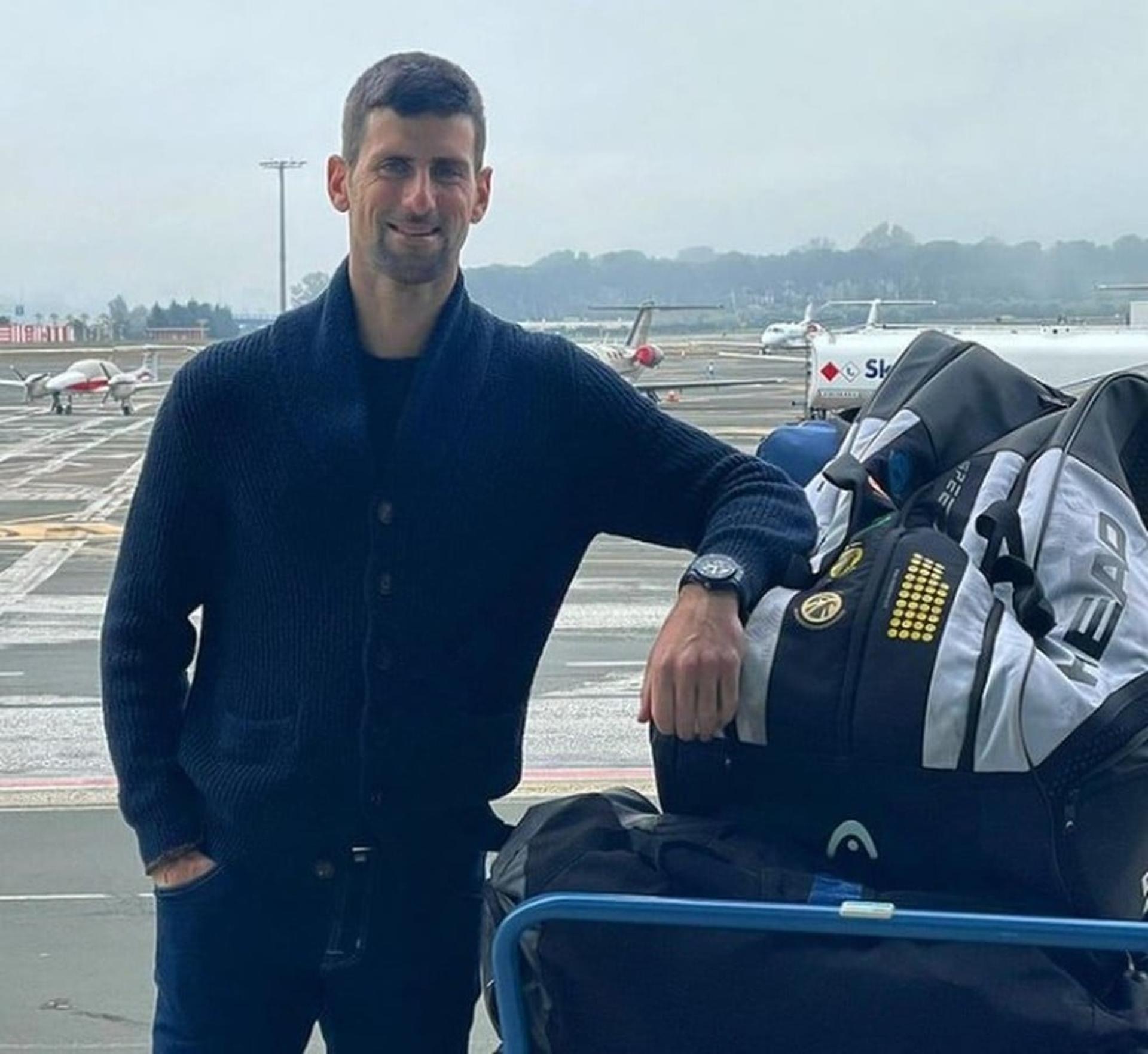 Novak Djokovic em aeroporto antes de viajar para a Austrália (Foto: Reprodução / Instagram)