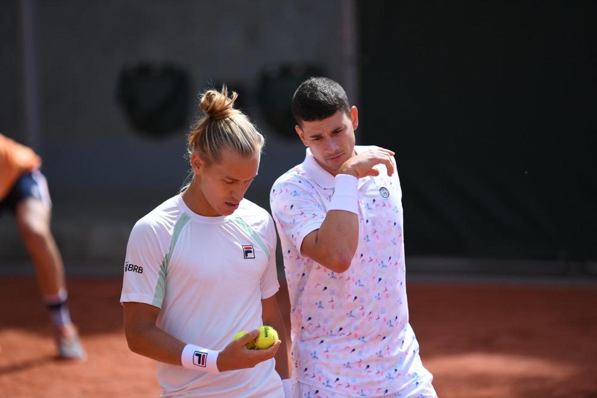 Rafael Matos e David Vega em ação na disputa em Roland Garros