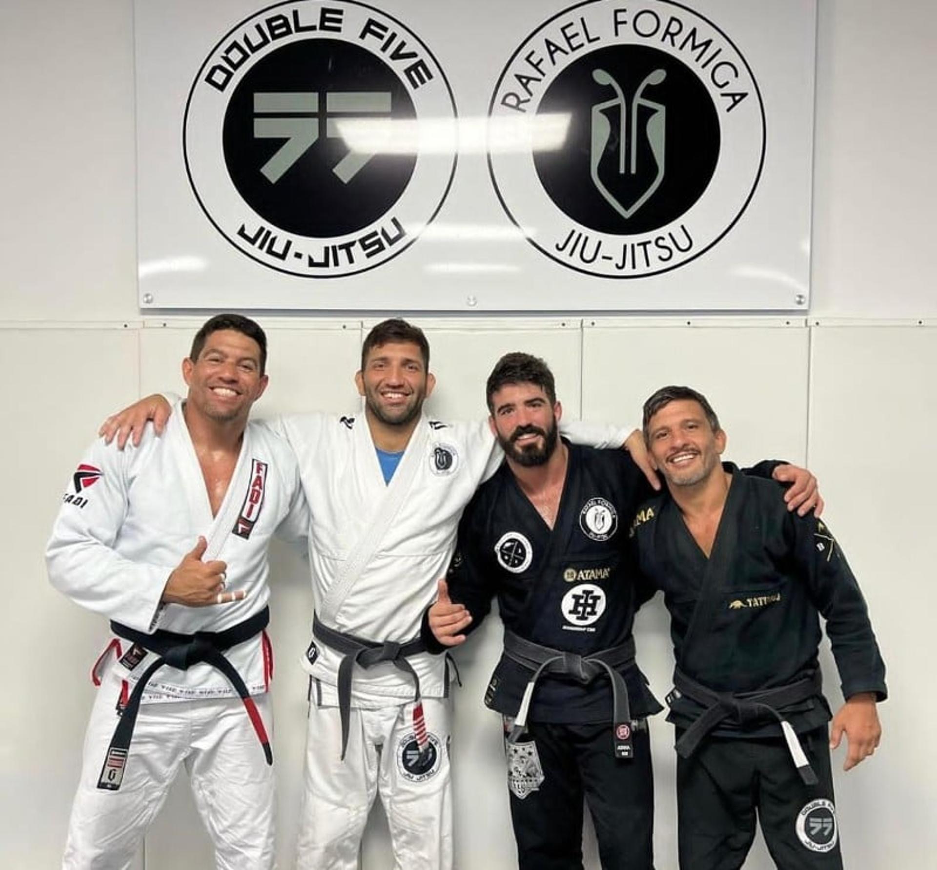 Darwin Falcão ao lado de Rafael Formiga, Rodrigo Tatuzinho e Leandro Tatu
