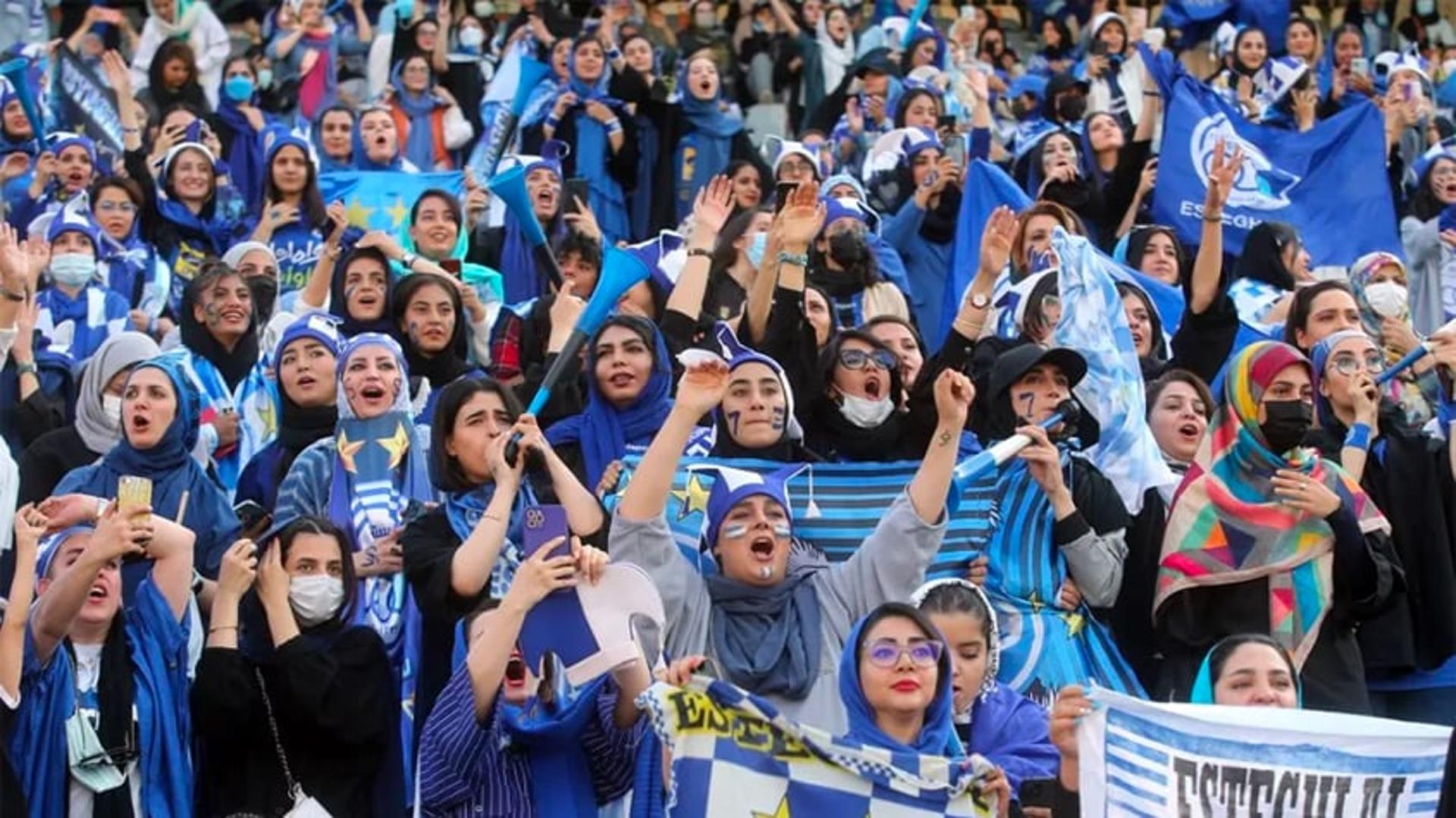 Mulheres assistem jogo no Irã