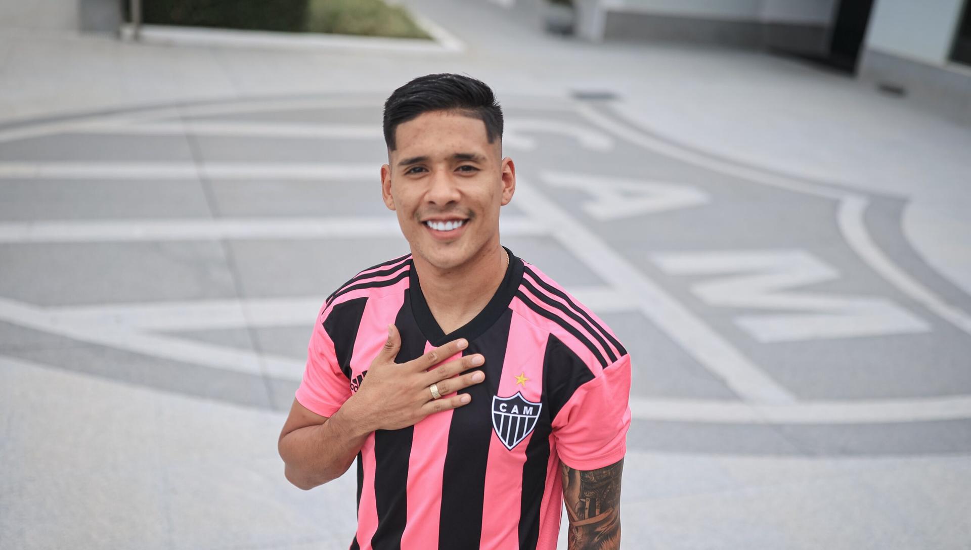 Matías Zaracho com a camisa rosa do Atlético-MG