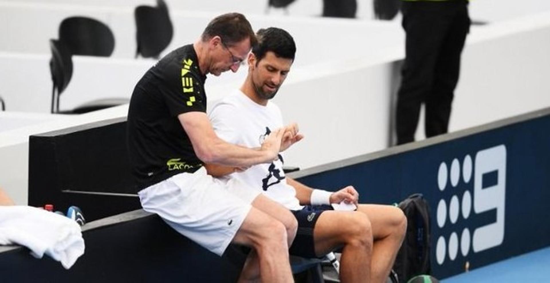 Novak Djokovic é atendido por Claudio Zimaglia em Adelaide