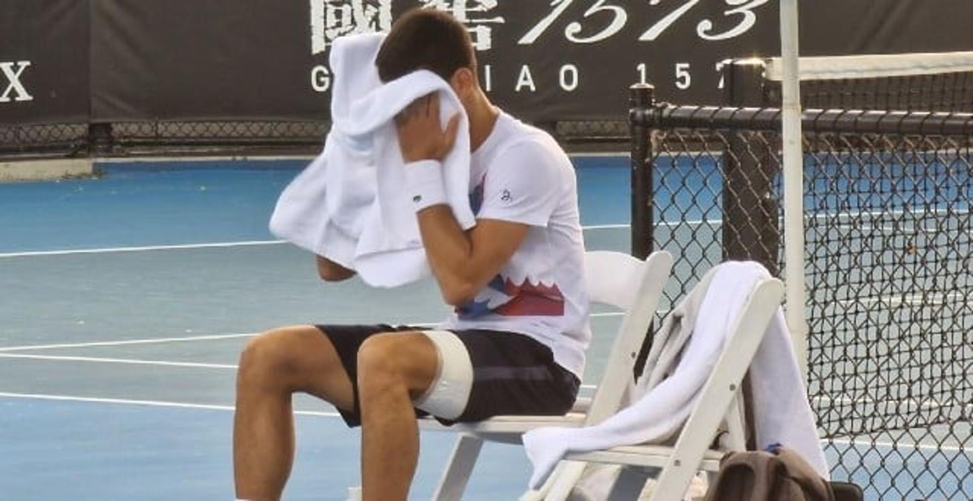 Novak Djokovic com proteção na coxa