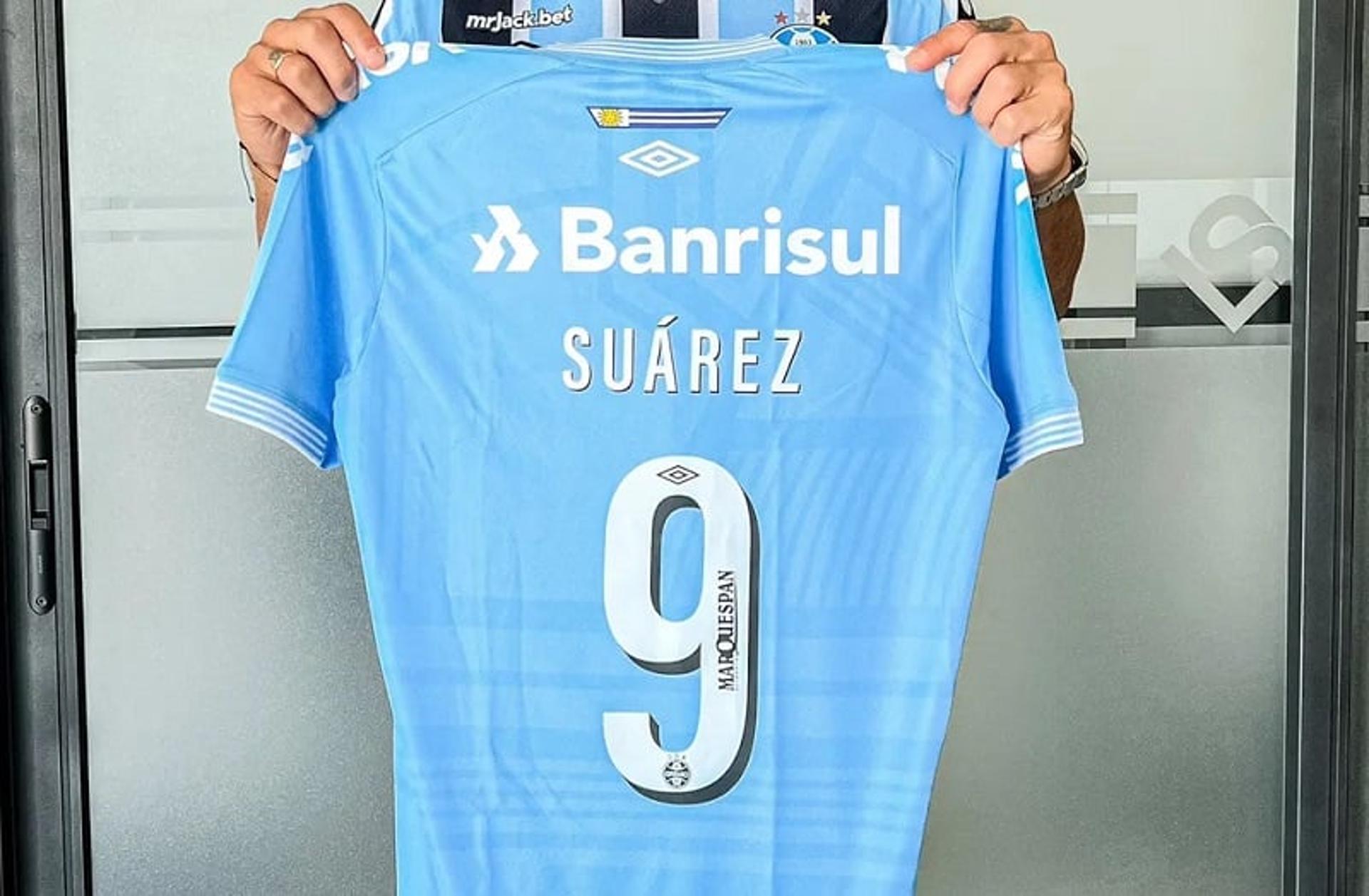 Camisa celeste do Grêmio com nome de Suárez