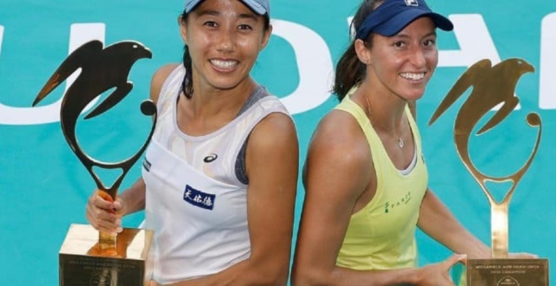 Luisa Stefani e Shuai Zhang com o troféu