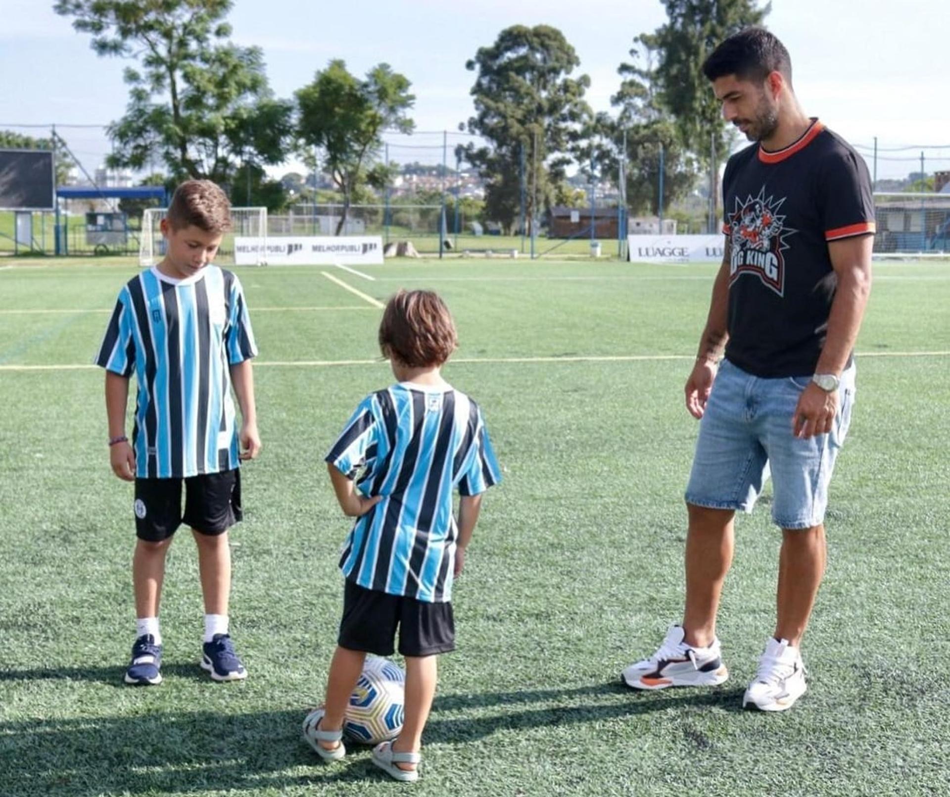 Luis Suárez e filhos na escolinha do Grêmio