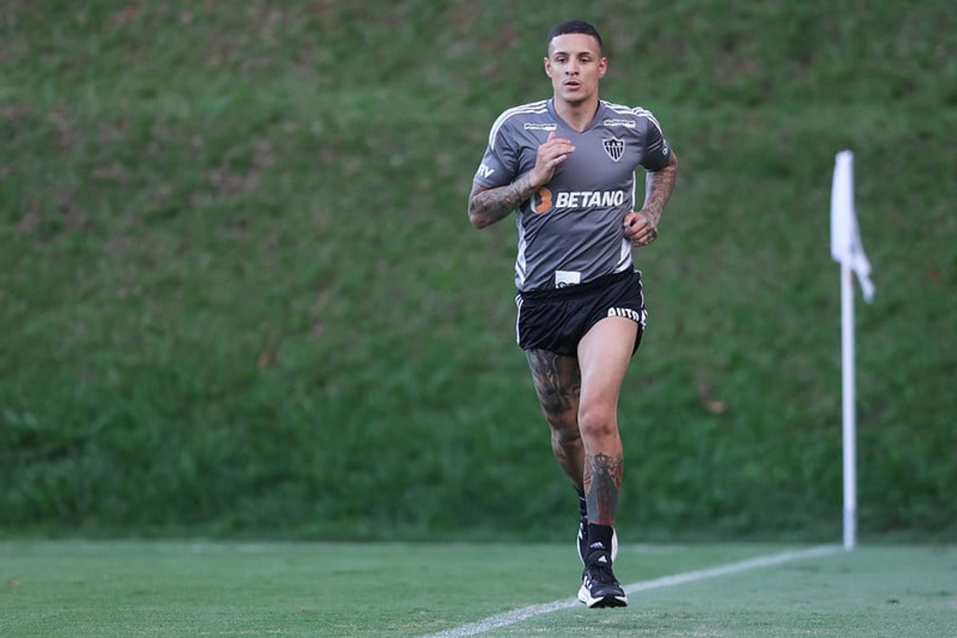 Guilherme Arana corre em campo - Atlético-MG