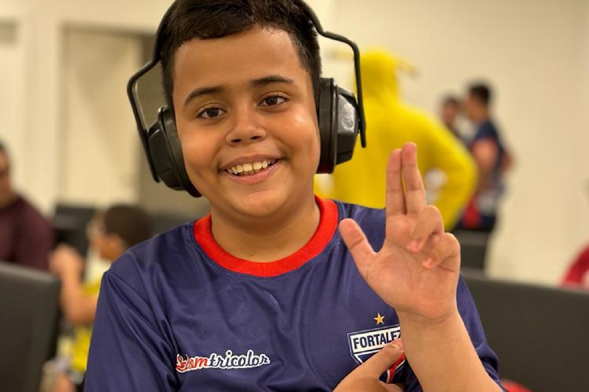 Ação do Fortaleza com abafadores para crianças com autismo