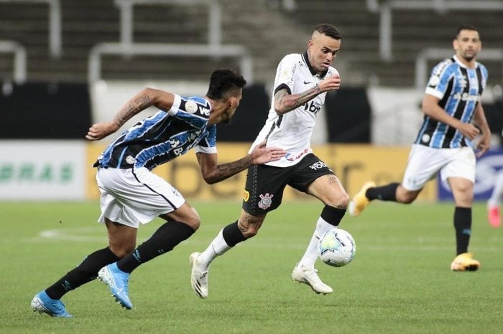 Perto de acertar rescisão pelo Corinthians, o meia-atacante Luan chegou a defender o clube alvinegro contra o Grêmio 