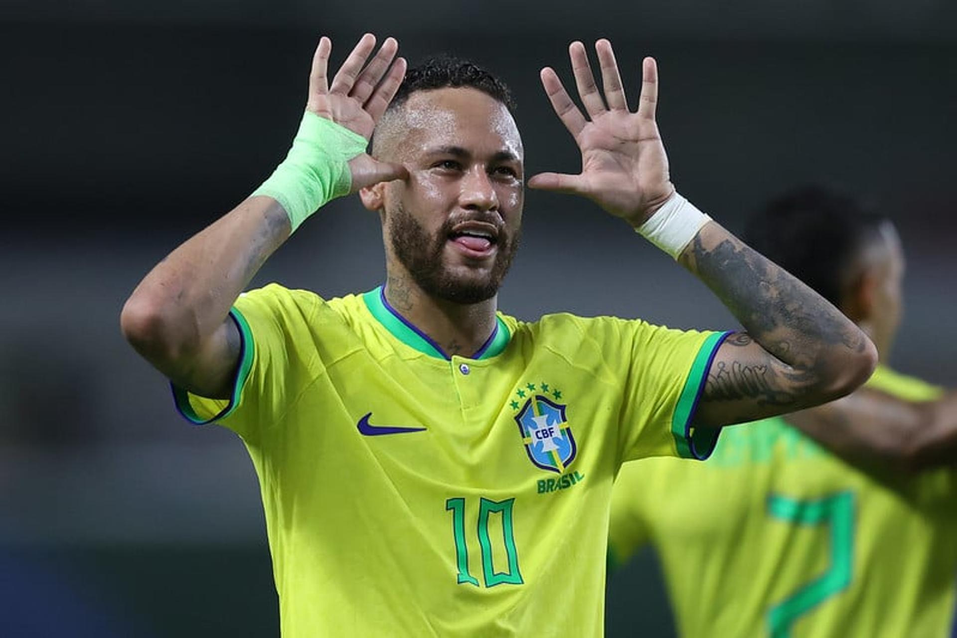 Neymar celebrou da maneira tradicional o gol que superou Pelé pela Seleção Brasileira