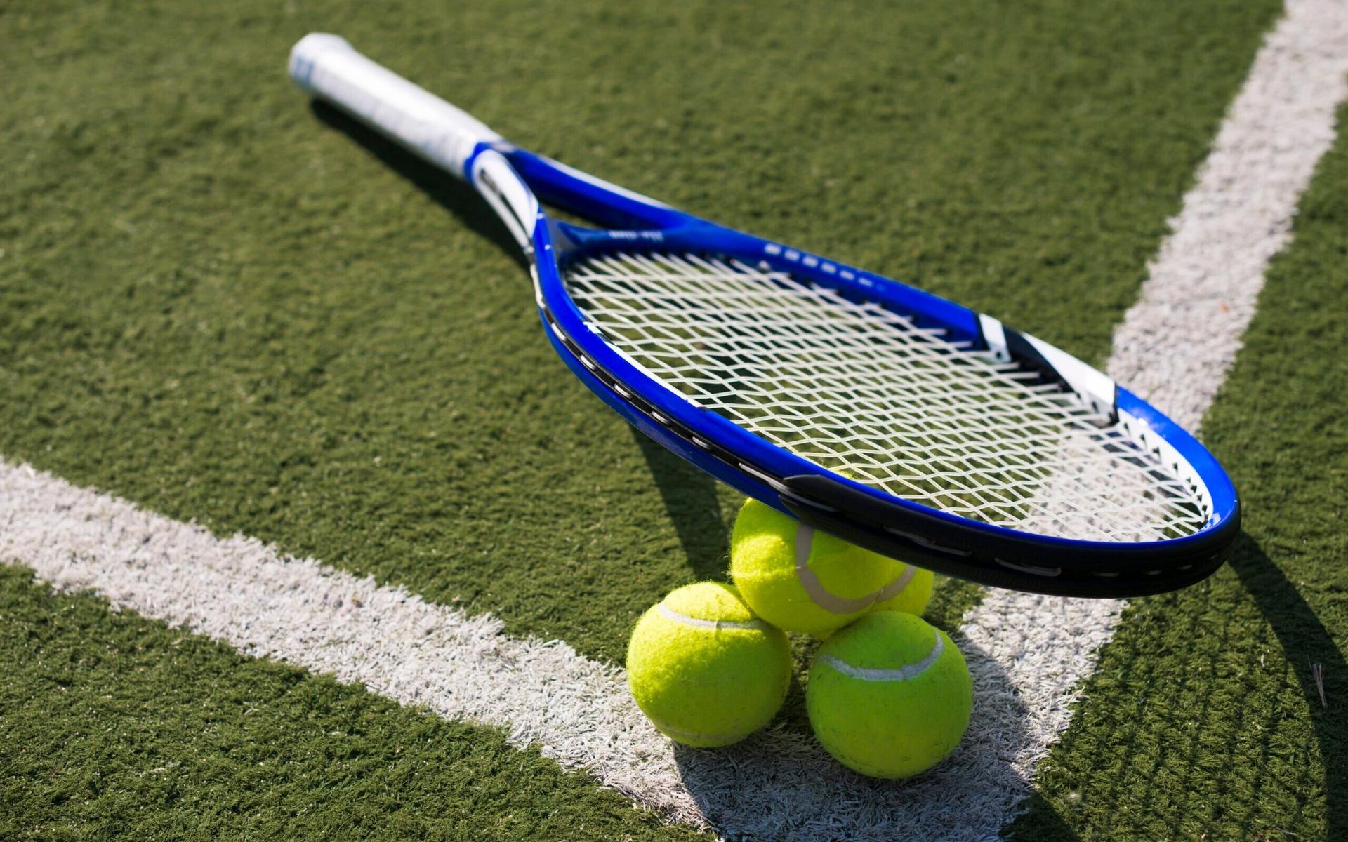raquete-e-bola-de-tenis-scaled-aspect-ratio-512-320