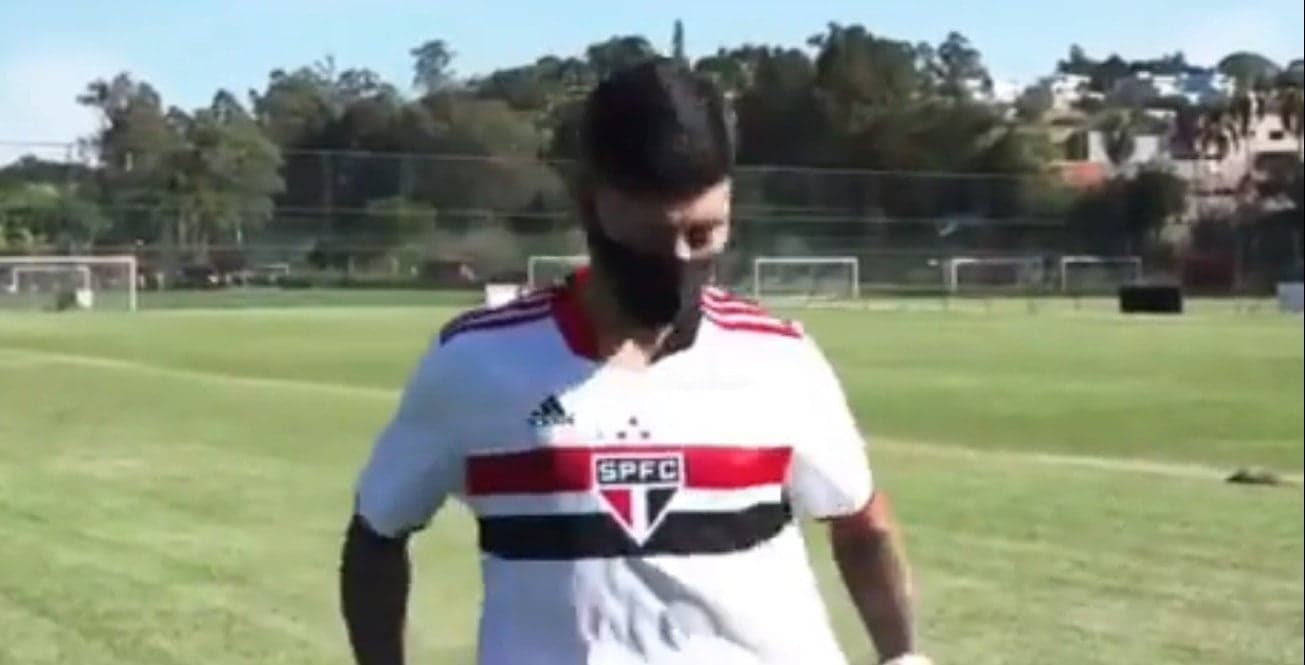 VÍDEO Facundo Milán é apresentado, veste a camisa e fala com Muricy