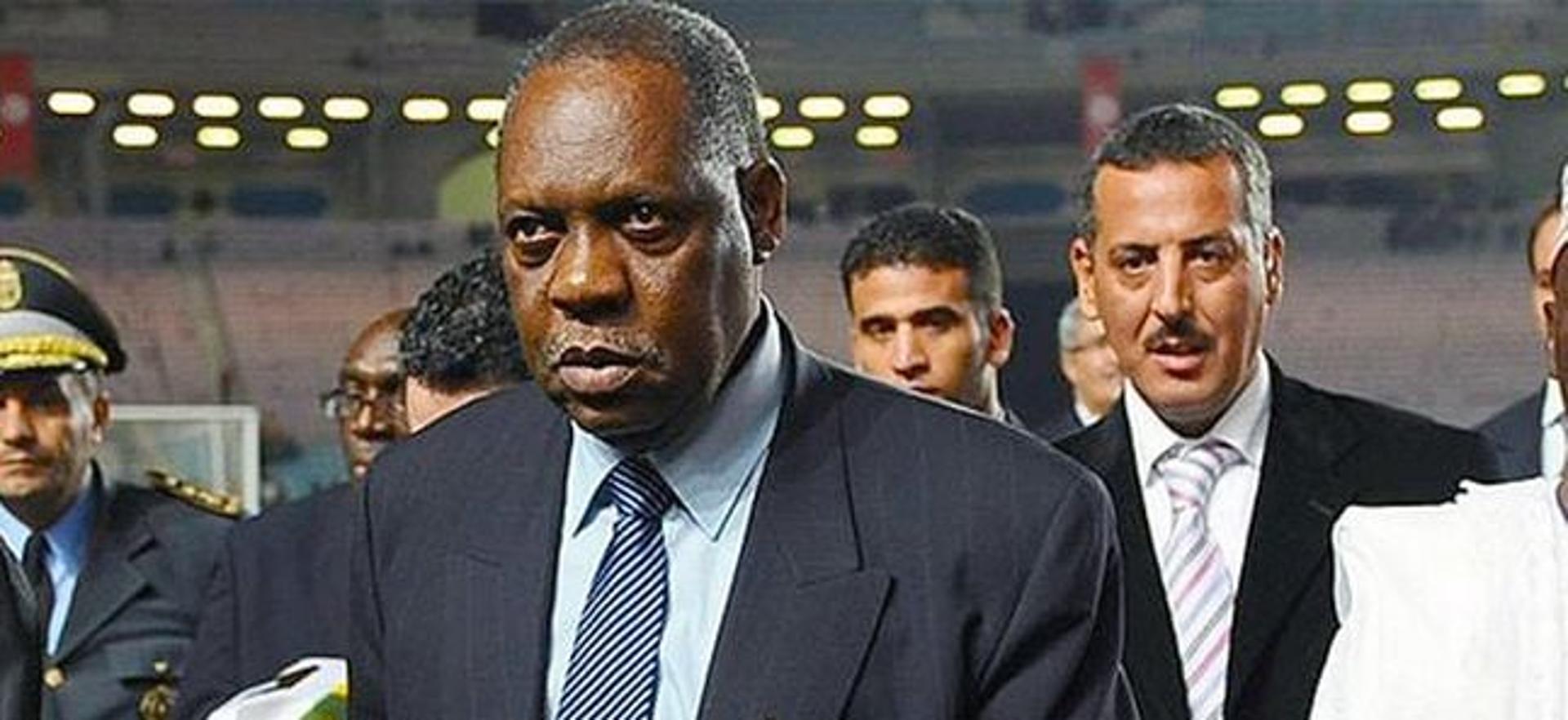 Issa Hayatou assumiu interinamente a presidência da Fifa (Foto: AFP)