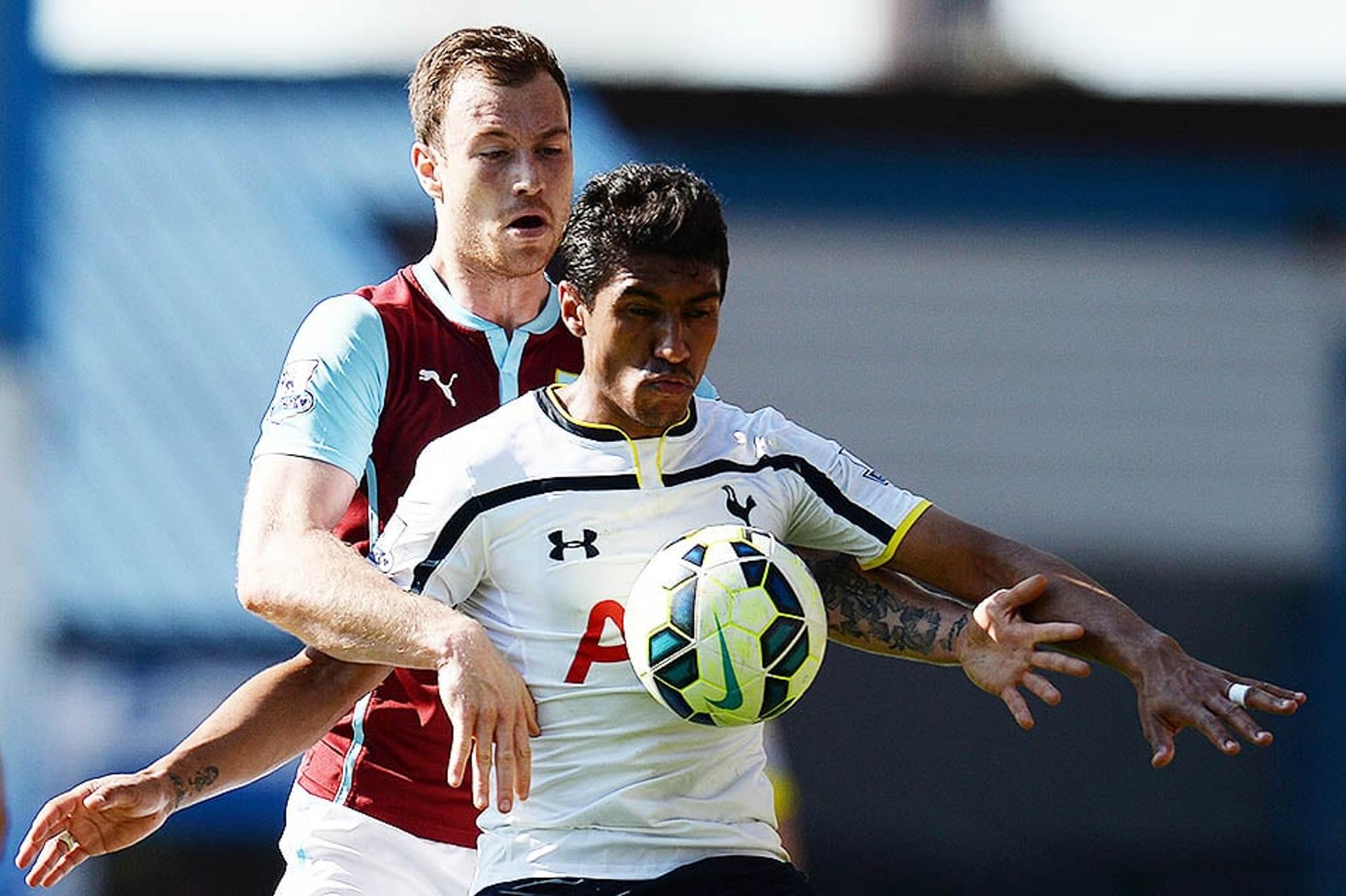 Paulinho deixou o Corinthians para defender o Tottenham. Após duas temporadas sem espaço, acertou sua ida para a China