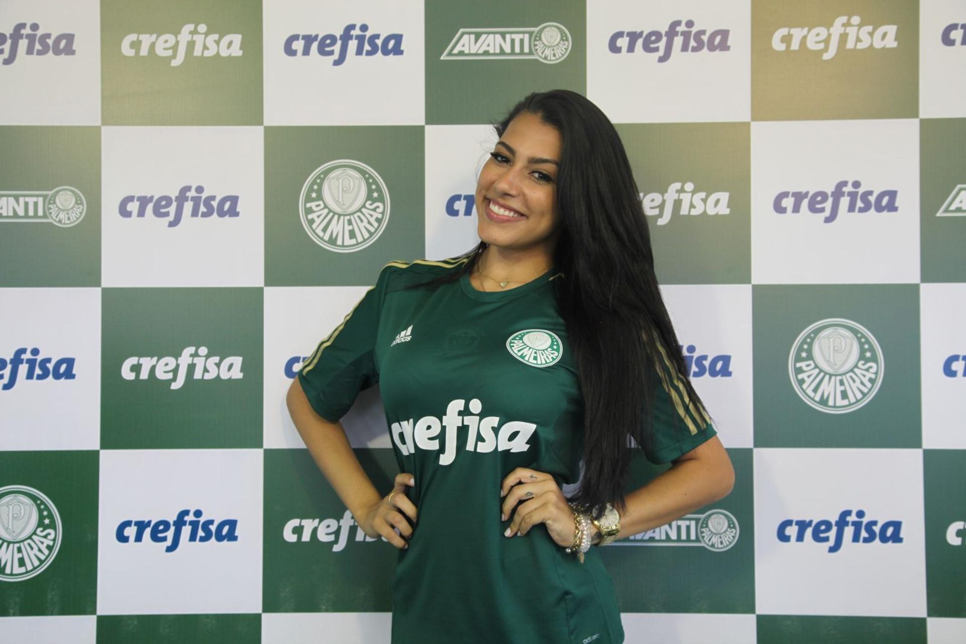 Modelo posa com a nova camisa do Palmeiras, patrocinado pela Crefisa (Divulgação)