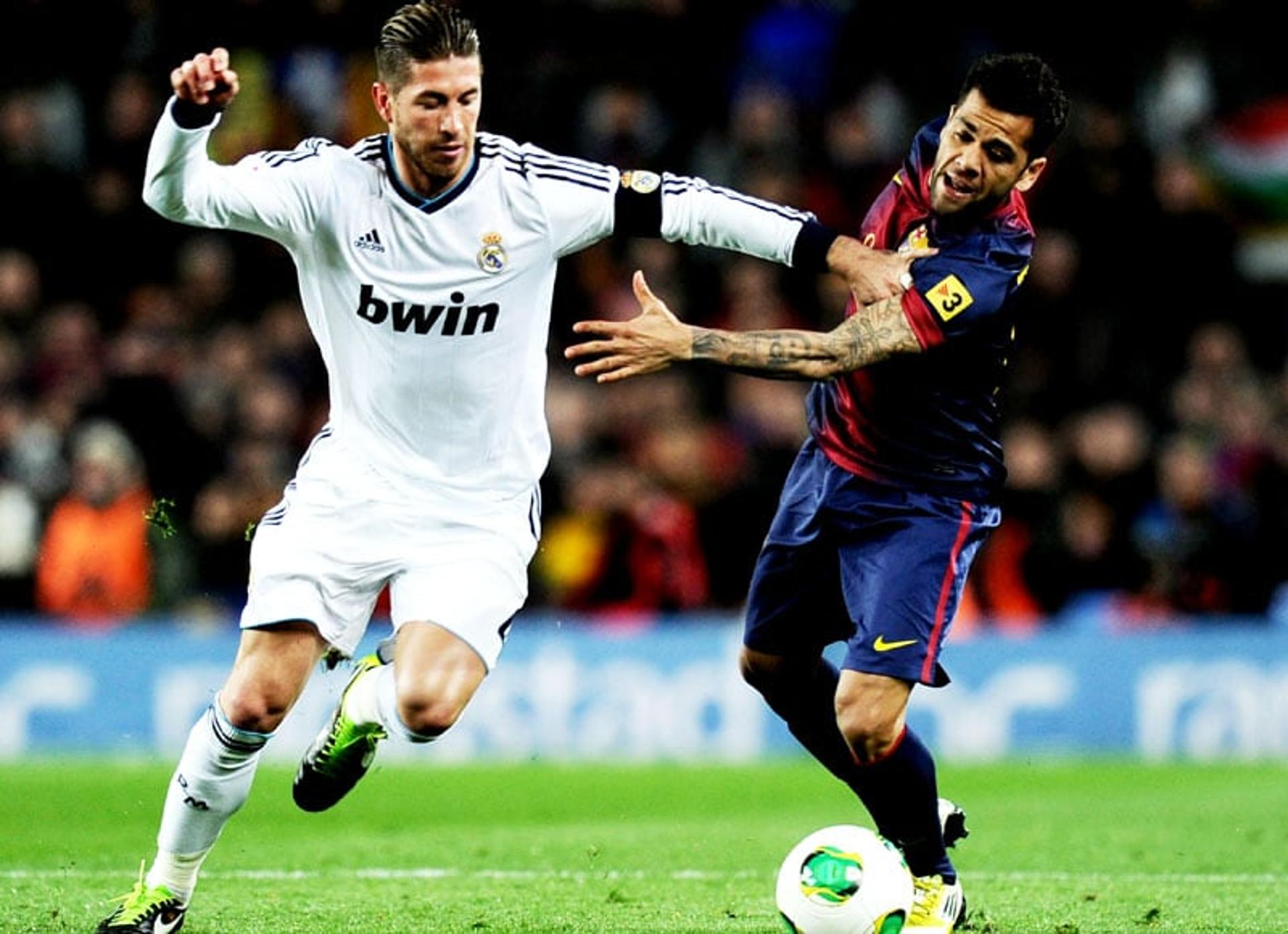 Barcelona x Real Madrid - Sergio Ramos e Dani Alves (Foto: Lluis Gene/AFP)