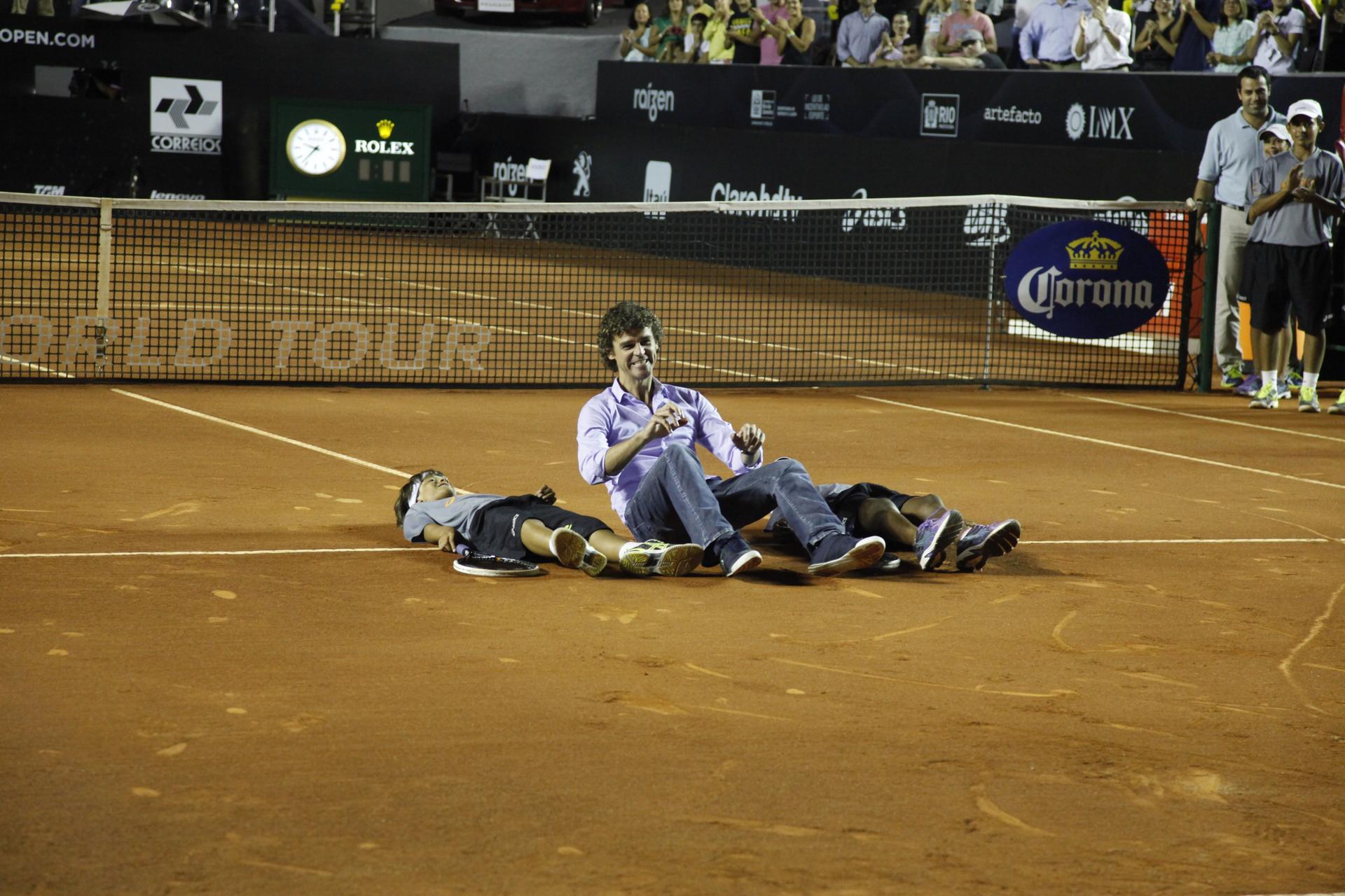 Guga deita entre os boleiros dentro do coração desenhado na quadra (Foto: Gilvan de Souza/Fotojump)