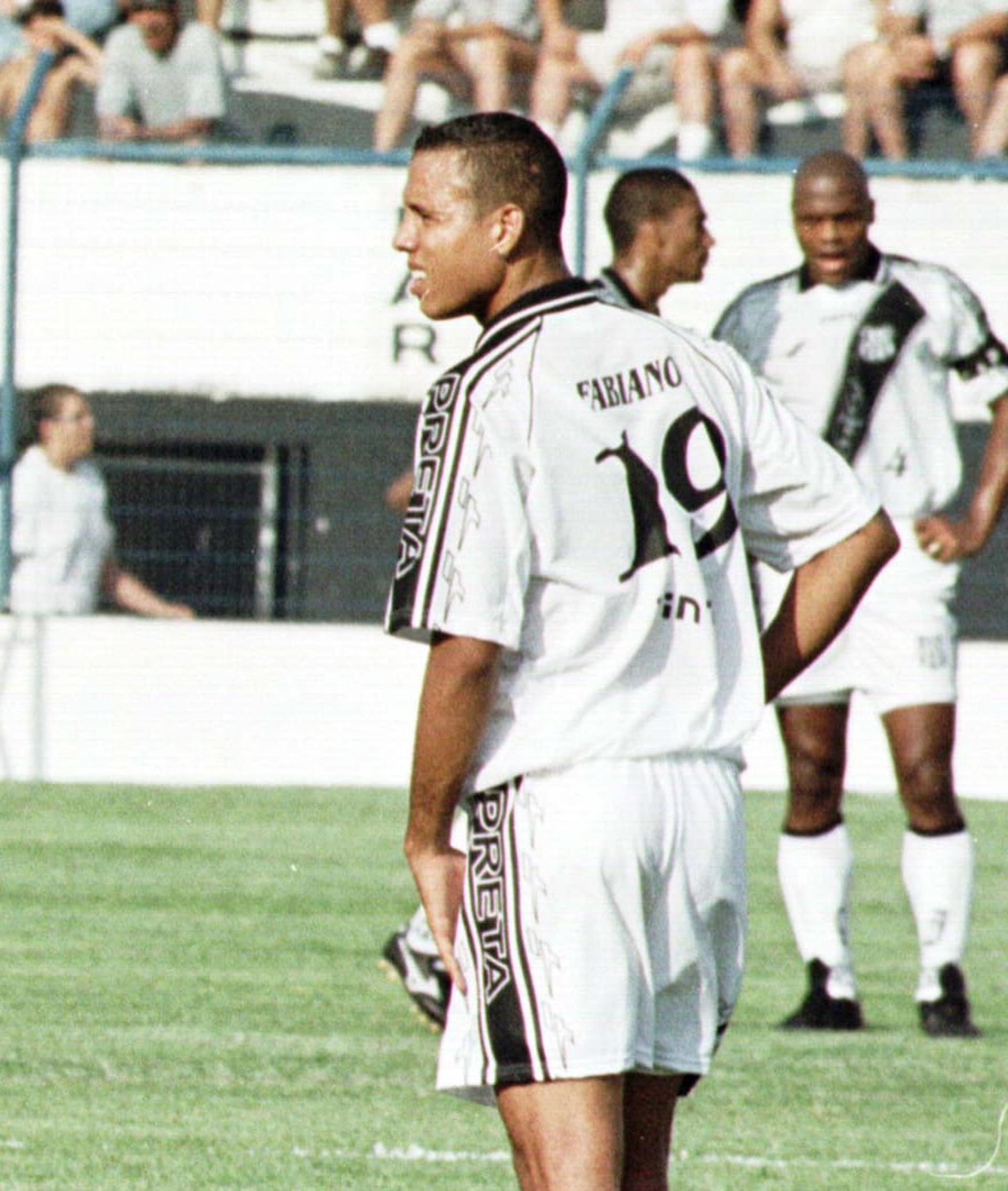 Luis Fabiano na Ponte Preta (Foto: Ari Vicentini)