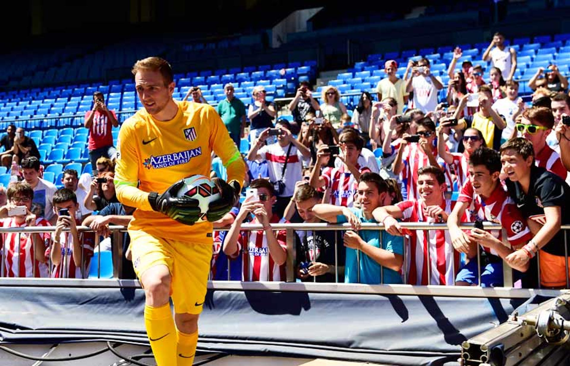 Jan Oblak durante sua apresentação no estádio Vicente Calderón, em Madrid (Foto: Javier Soriano/ AFP)