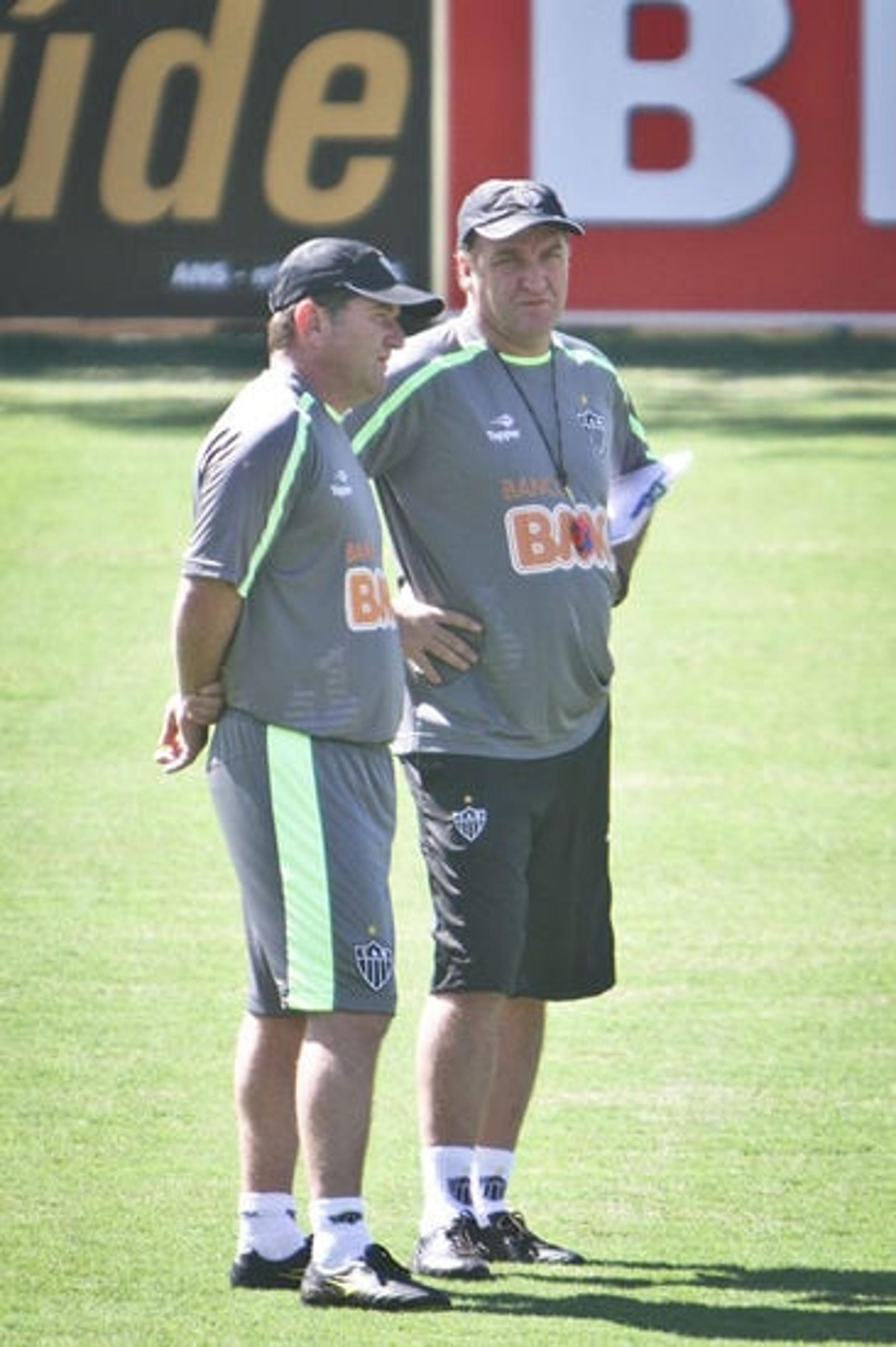 Cuca trabalha como o irmão Cuquinha, seu auxiliar técnico (Foto: Bruno Cantini/CAM)