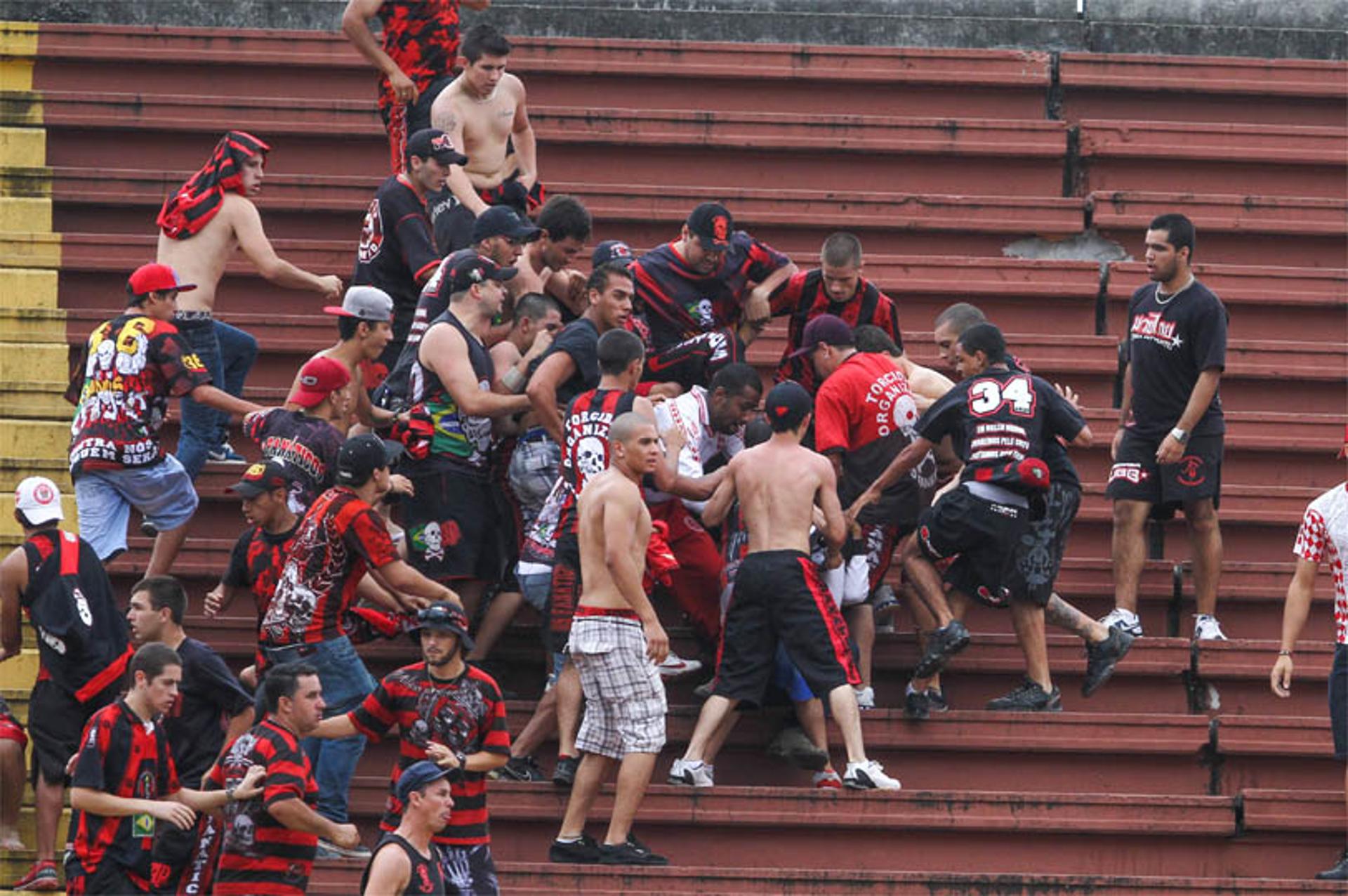 Briga generalizada entre torcidas de Atlético-PR e Vasco (Foto: Felipe Gabriel/ LANCE!Press)