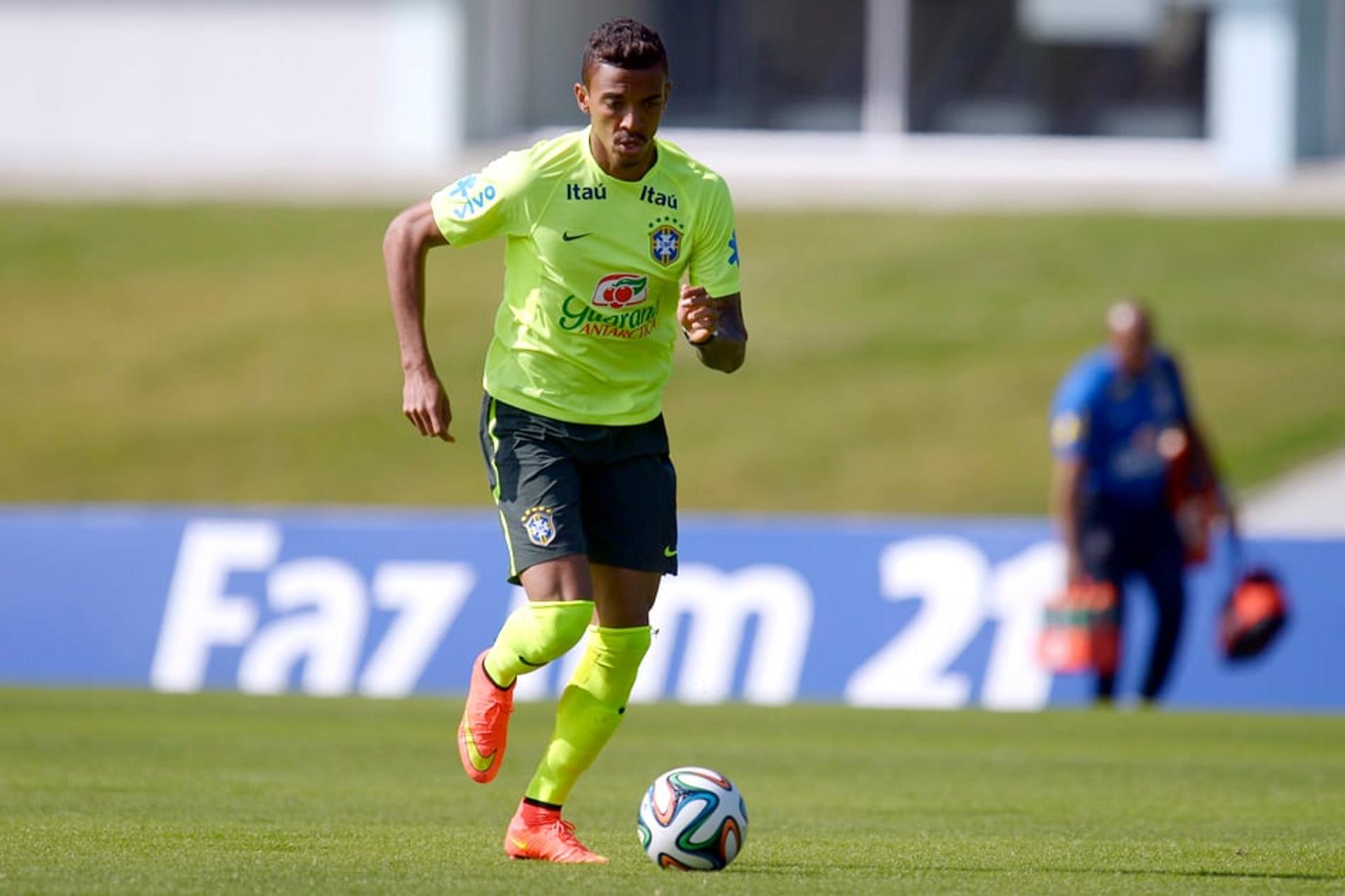 Luiz Gustavo - Treino da Seleção (Foto: Alexandre Loureiro/ VIPCOMM)