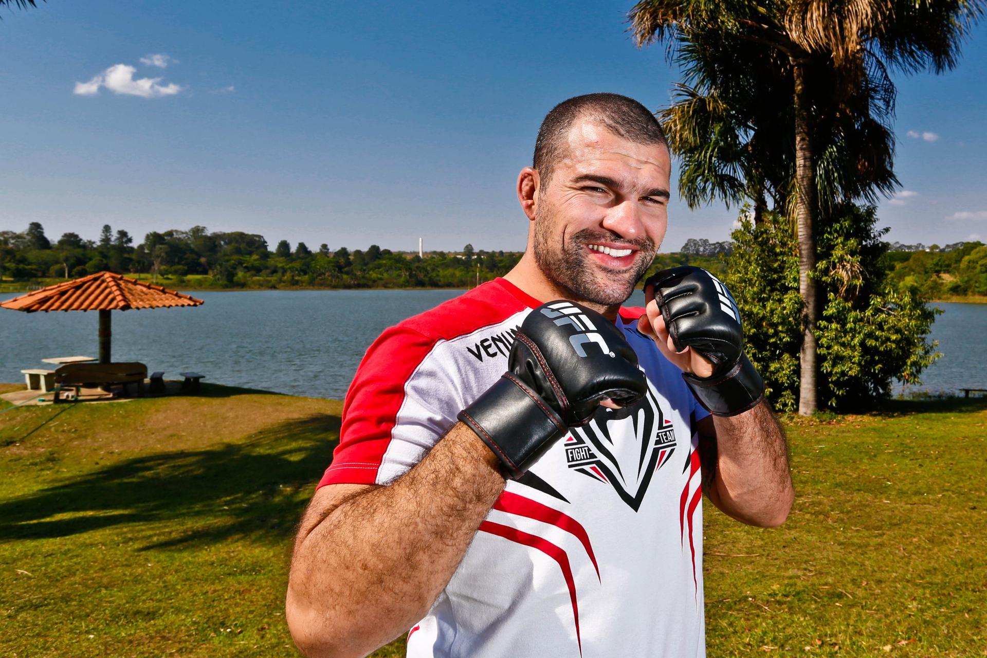 Shogun posa para fotos oficiais do UFC em Uberlândia (Foto: Wander Roberto/Inovafoto)