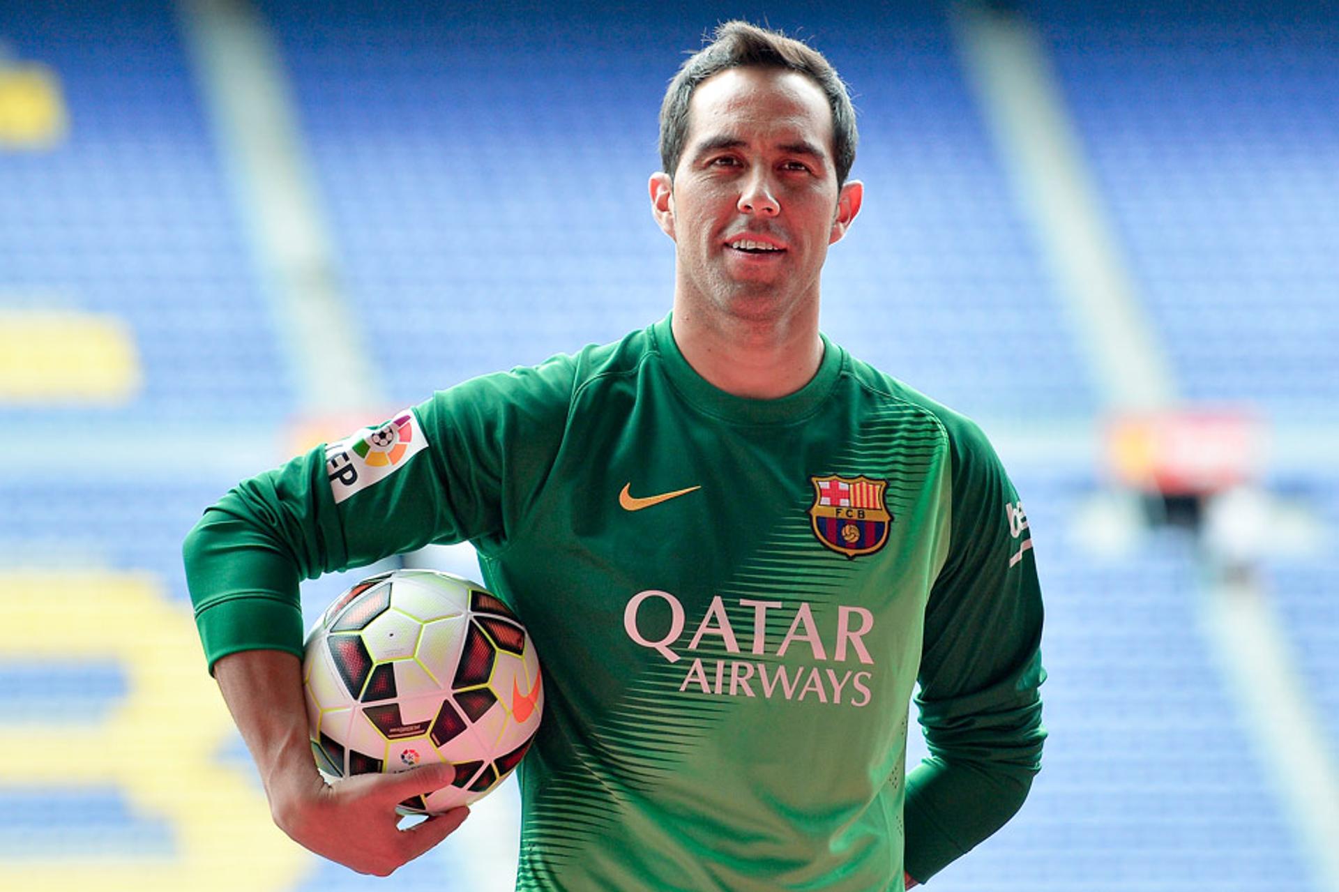 Apresentação do goleiro Claudio Bravo no Barcelona (Foto: Josep Lago/ AFP)