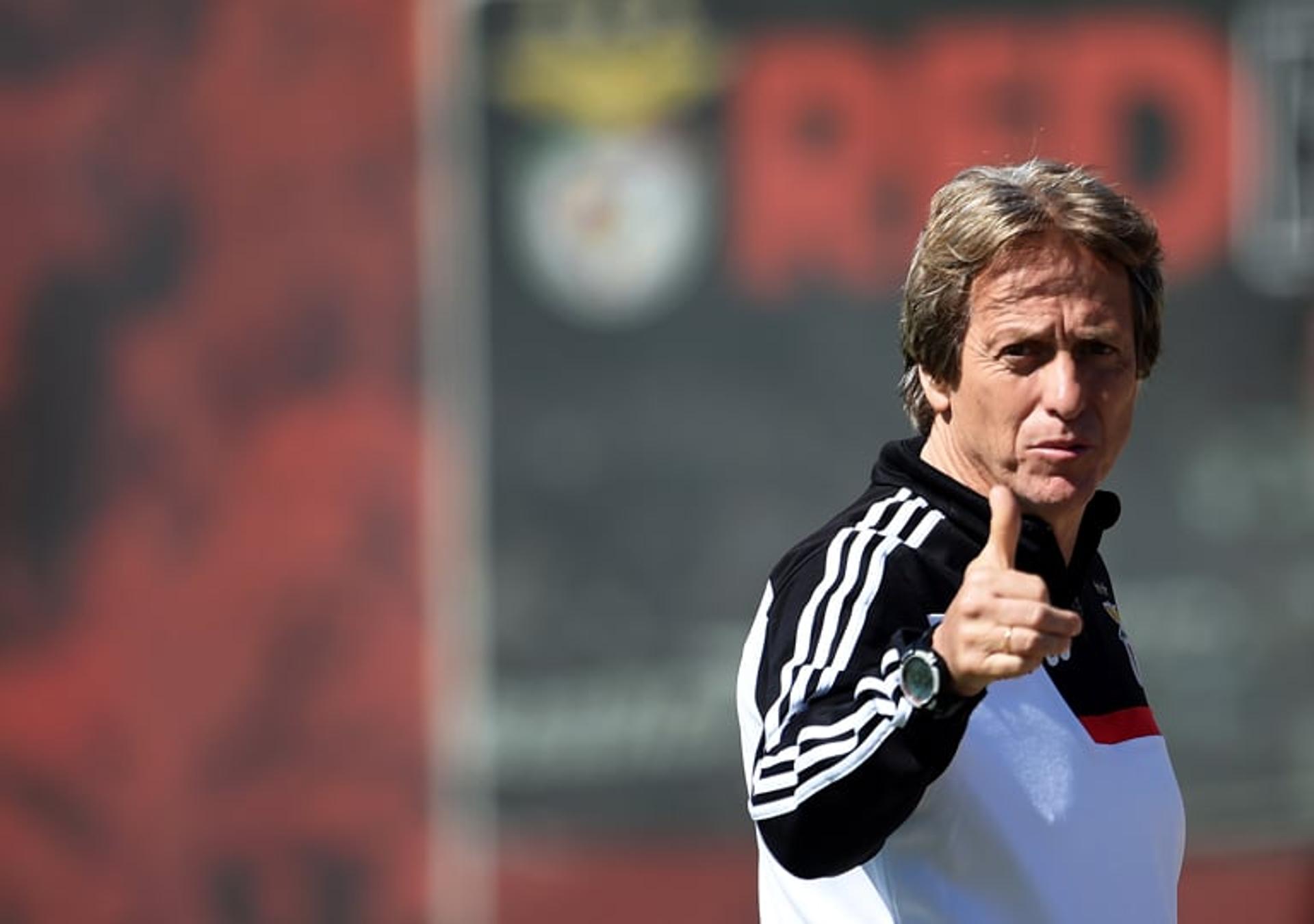 Treinador do Benfica, Jorge Jesus em sua chegada para treino (Foto: Francisco Leong/ AFP)