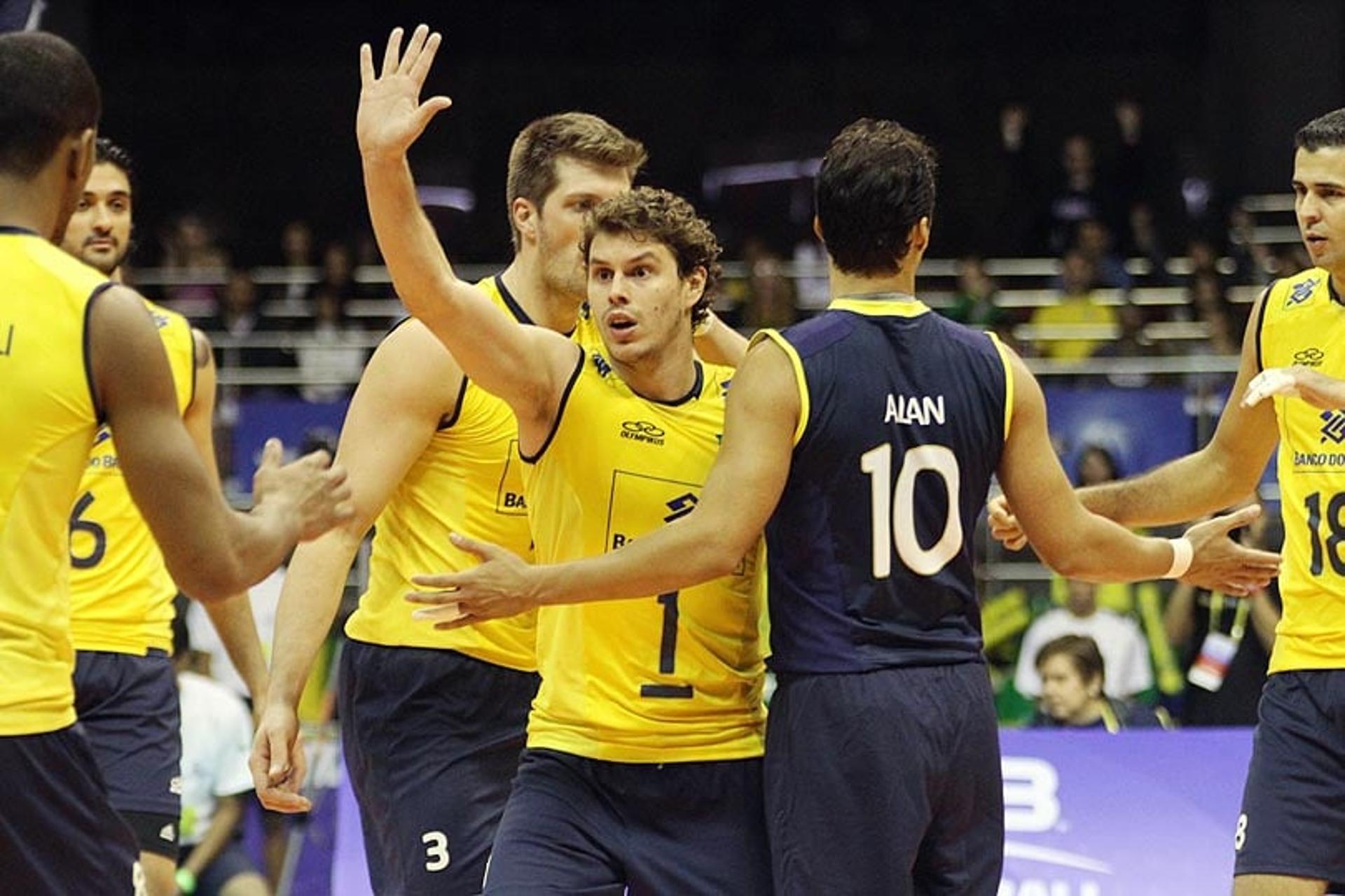 Brasil comemora - Brasil X Bulgaria (Foto: Alexandre Arruda/CBV)