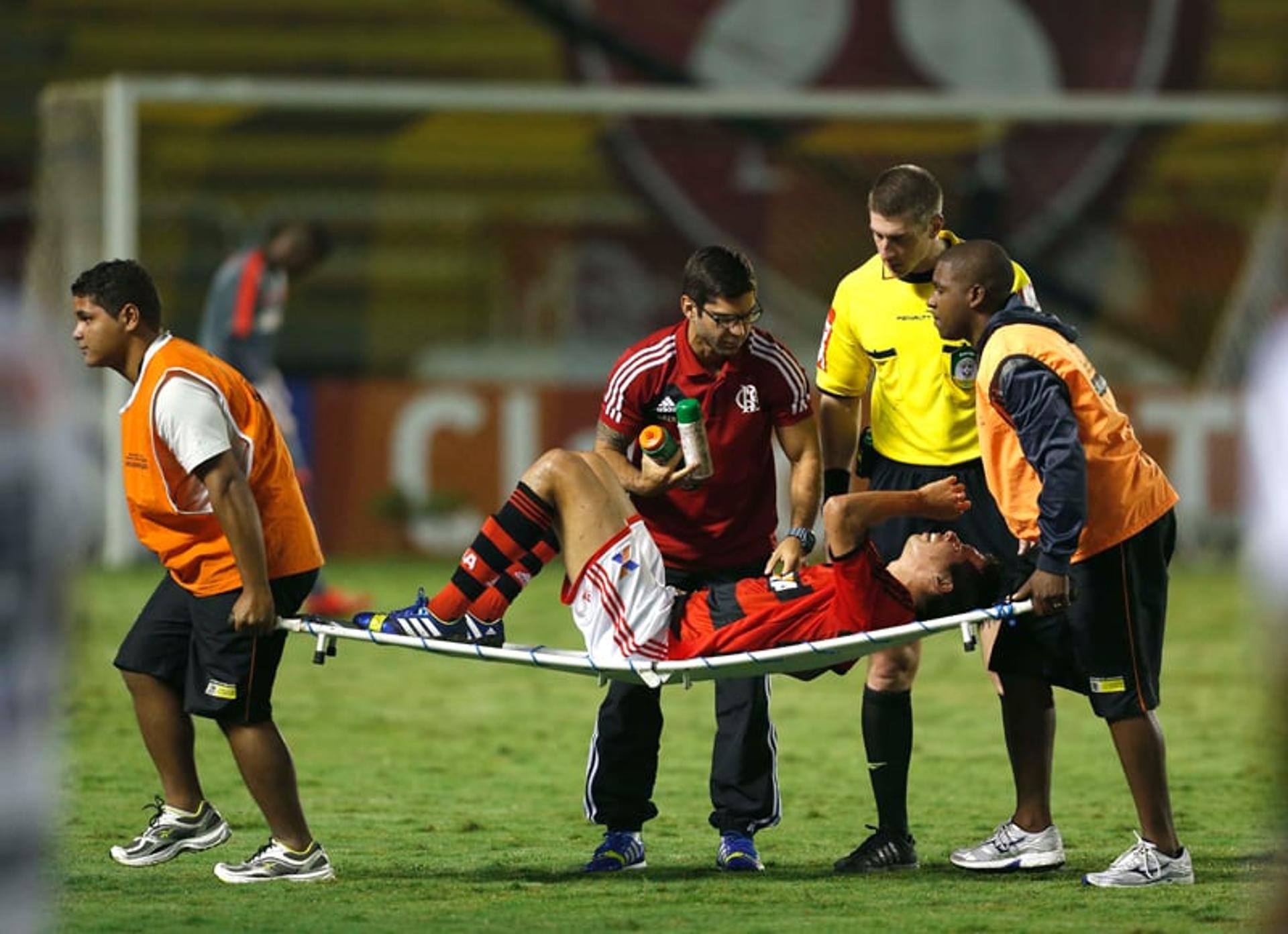 Cáceres sai machucado - Flamengo x ASA (Foto: Cleber Mendes/ LANCE!Press)