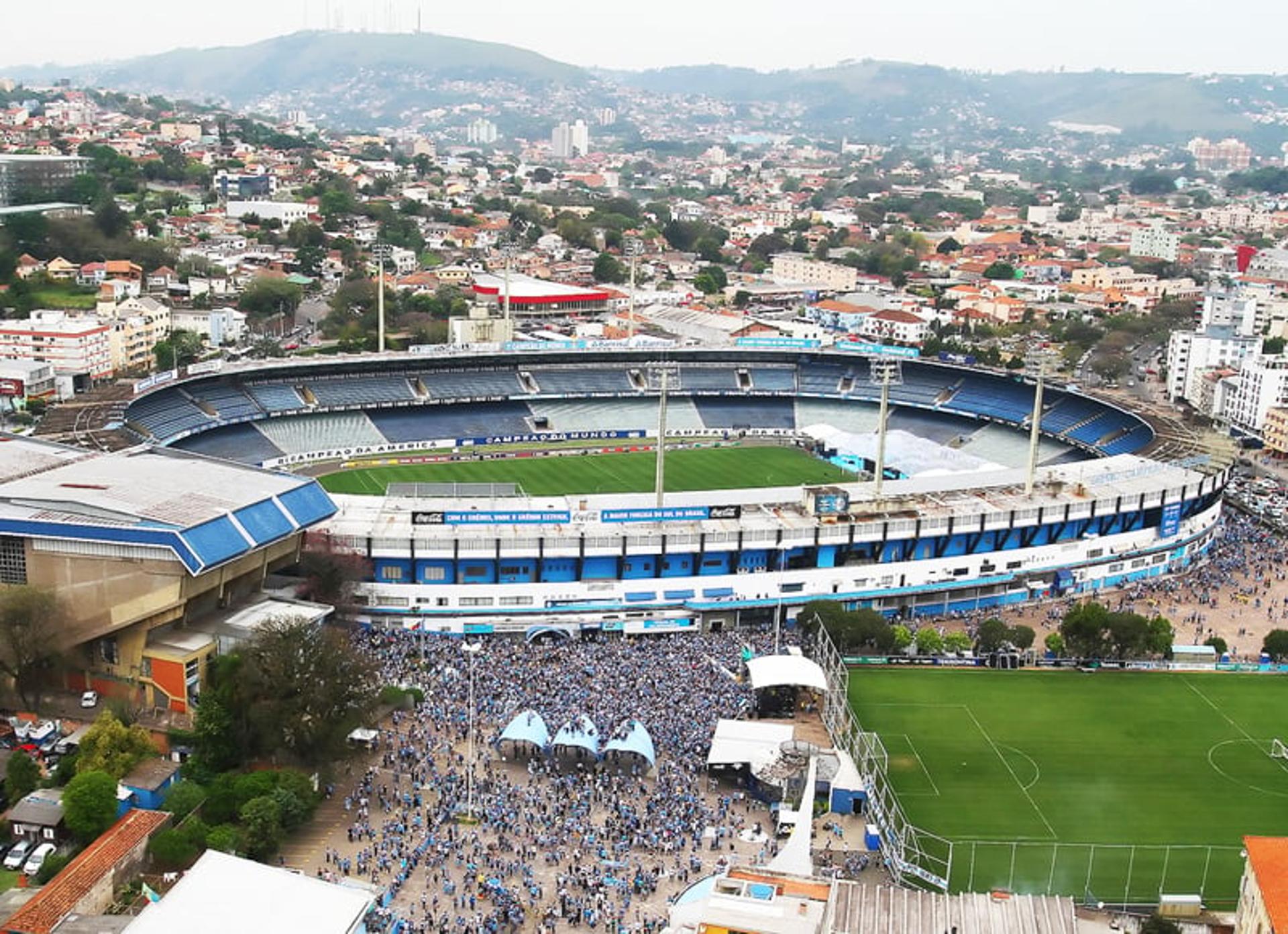 Torcedores do Gremio se reunem para ato simbolico de abraco ao Olimpico (Foto: Lucas Uebel/ Grêmio FBPA)