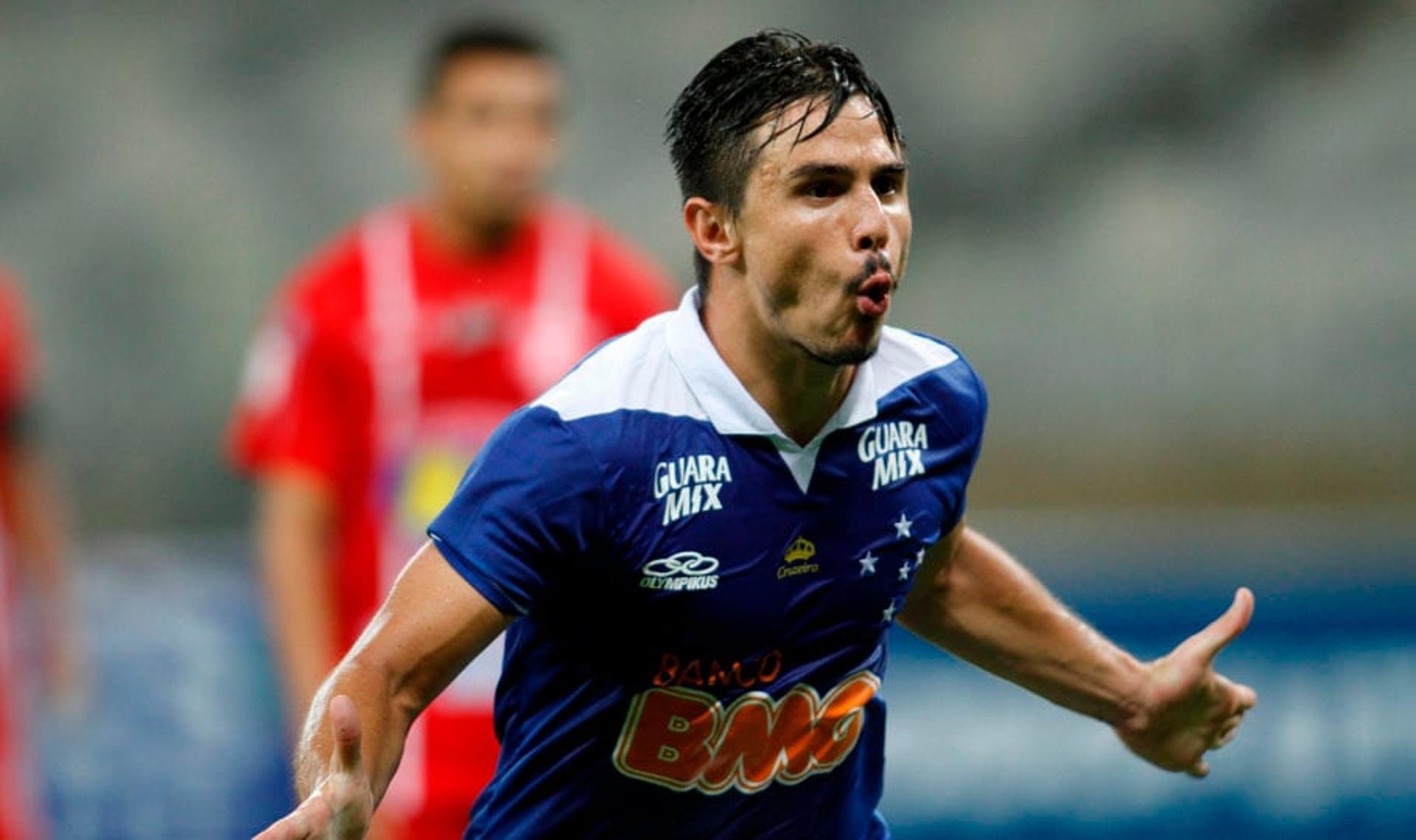 Willian brilha na vitória do Cruzeiro sobre o Guarani-MG (Foto: Ramon Bitencourt/LANCE!Press)