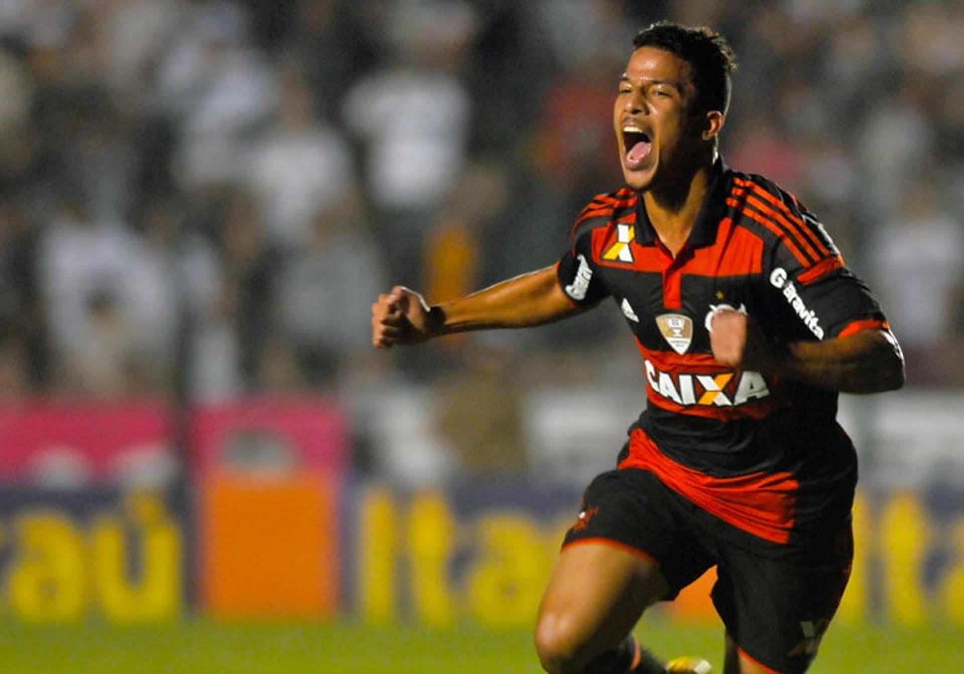 Nixon marca no fim, Flamengo vence o Figueirense e se afasta da 'confusão' (Foto: Eduardo Valente/LANCE!Press)