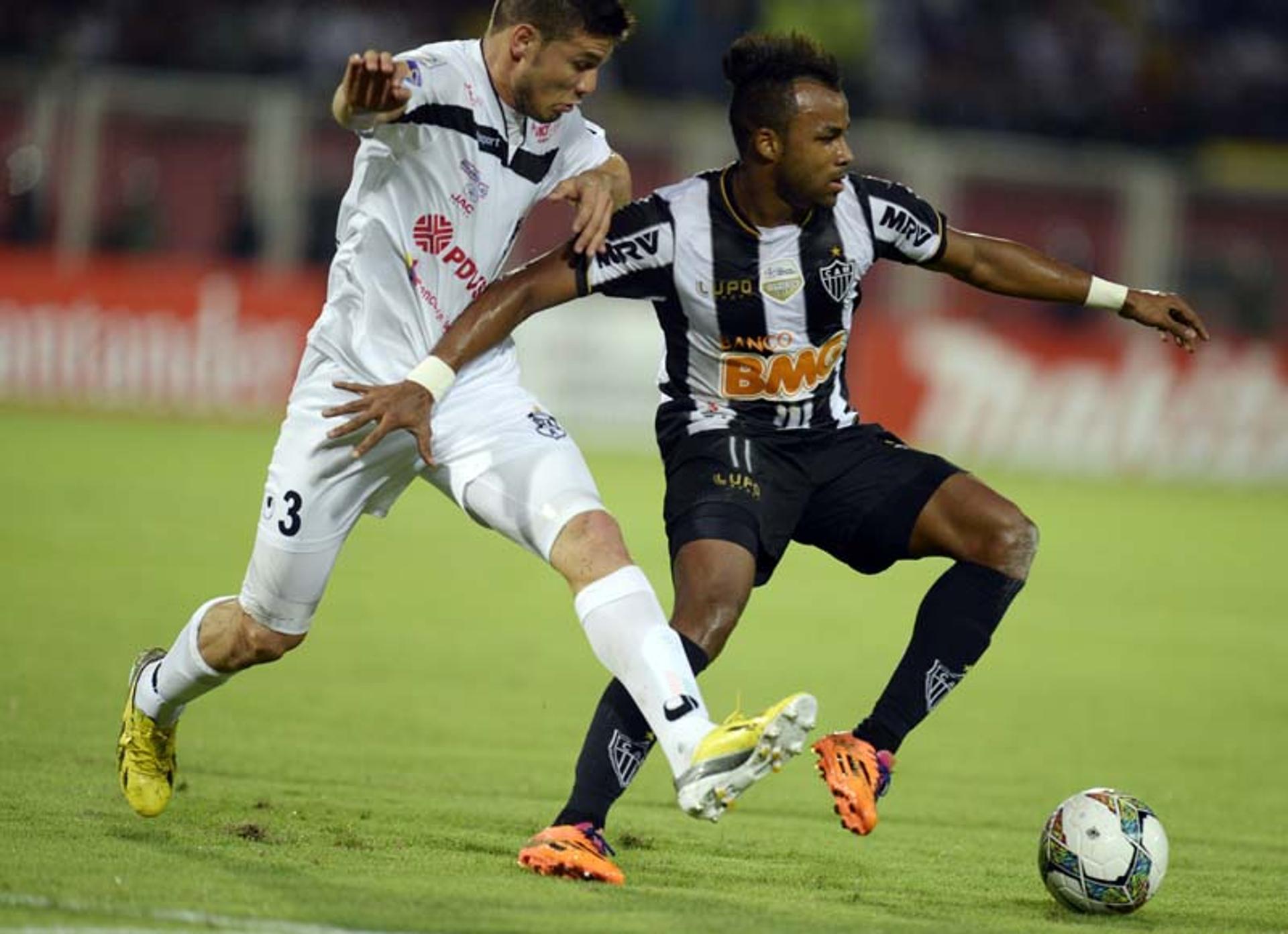 Fernandinho - Zamora x Atlético-MG (Foto: Leo Ramirez/ AFP)