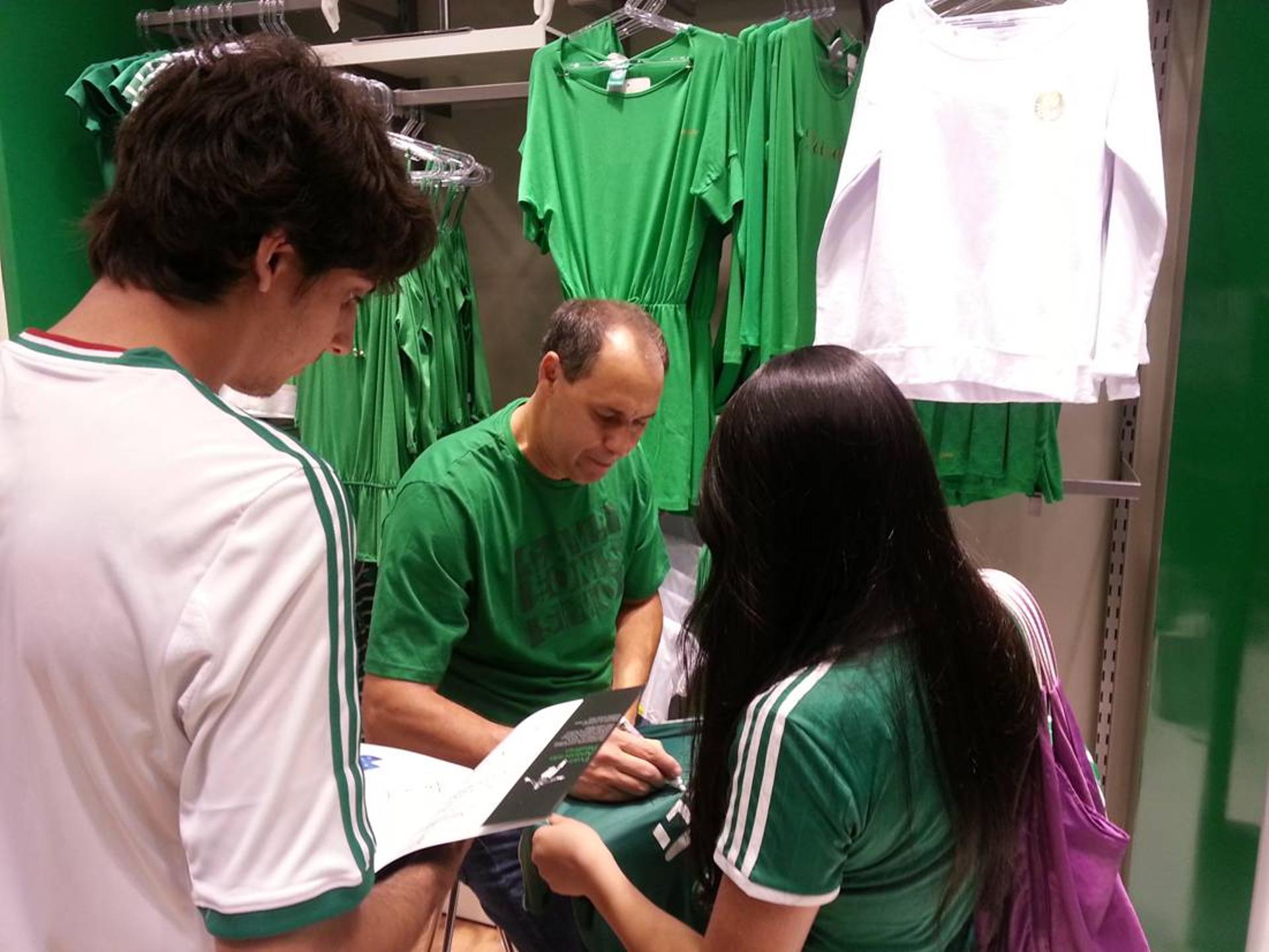 Evair atende torcedores na Academia Store de Londrina (Foto: Divulgação)