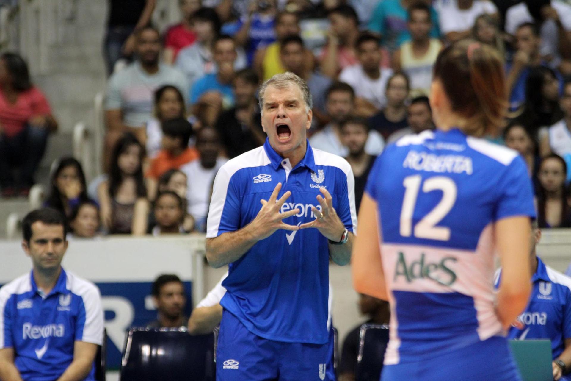 Explosivo: Bernardinho dá bronca em jogo da Unilever (Foto: Alexandre Arruda/CBV)