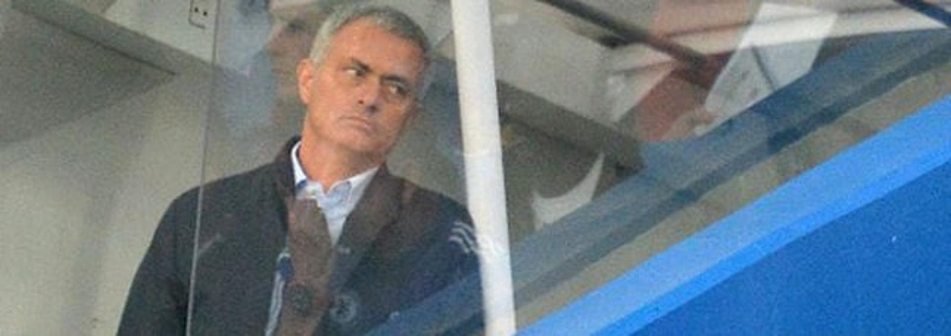 José Mourinho estaria perto de deixar o Chelsea (Foto: Glyn Kirk/AFP)