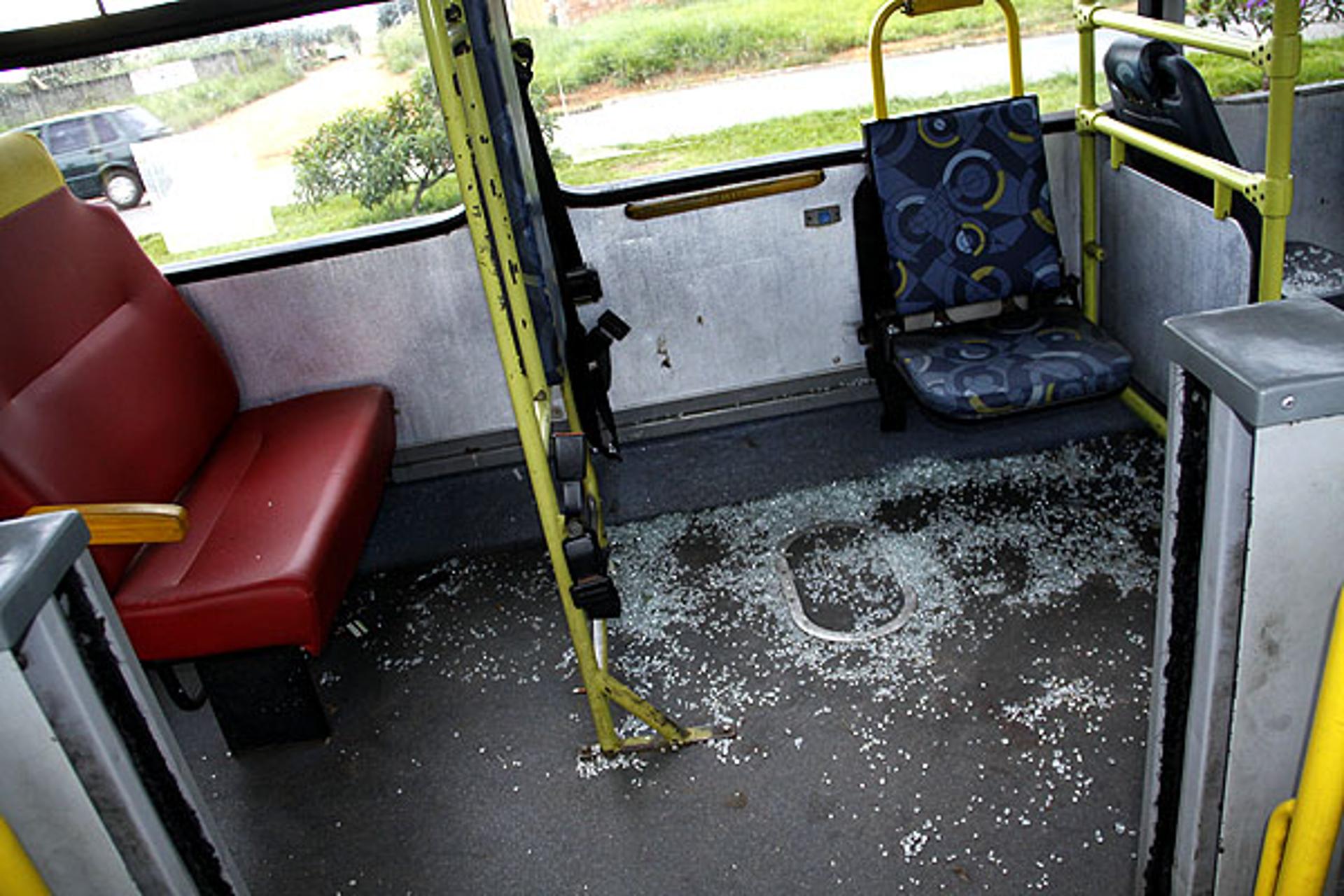 Ônibus - Violência - Goiás x Aparecidense (Foto: Edilson Pelikano/DM)