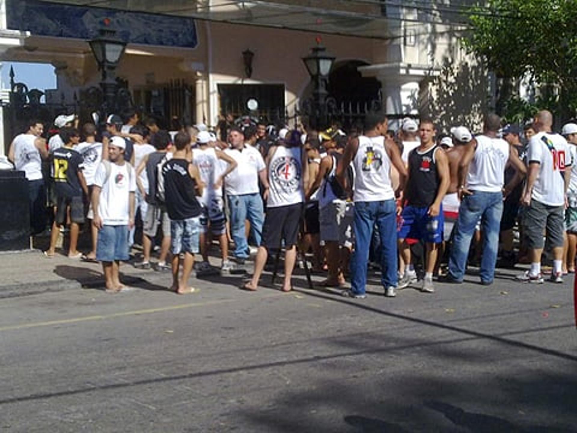 TL - Torcida do Vasco protesta em São Januário - (Foto: Alexandre Araujo)