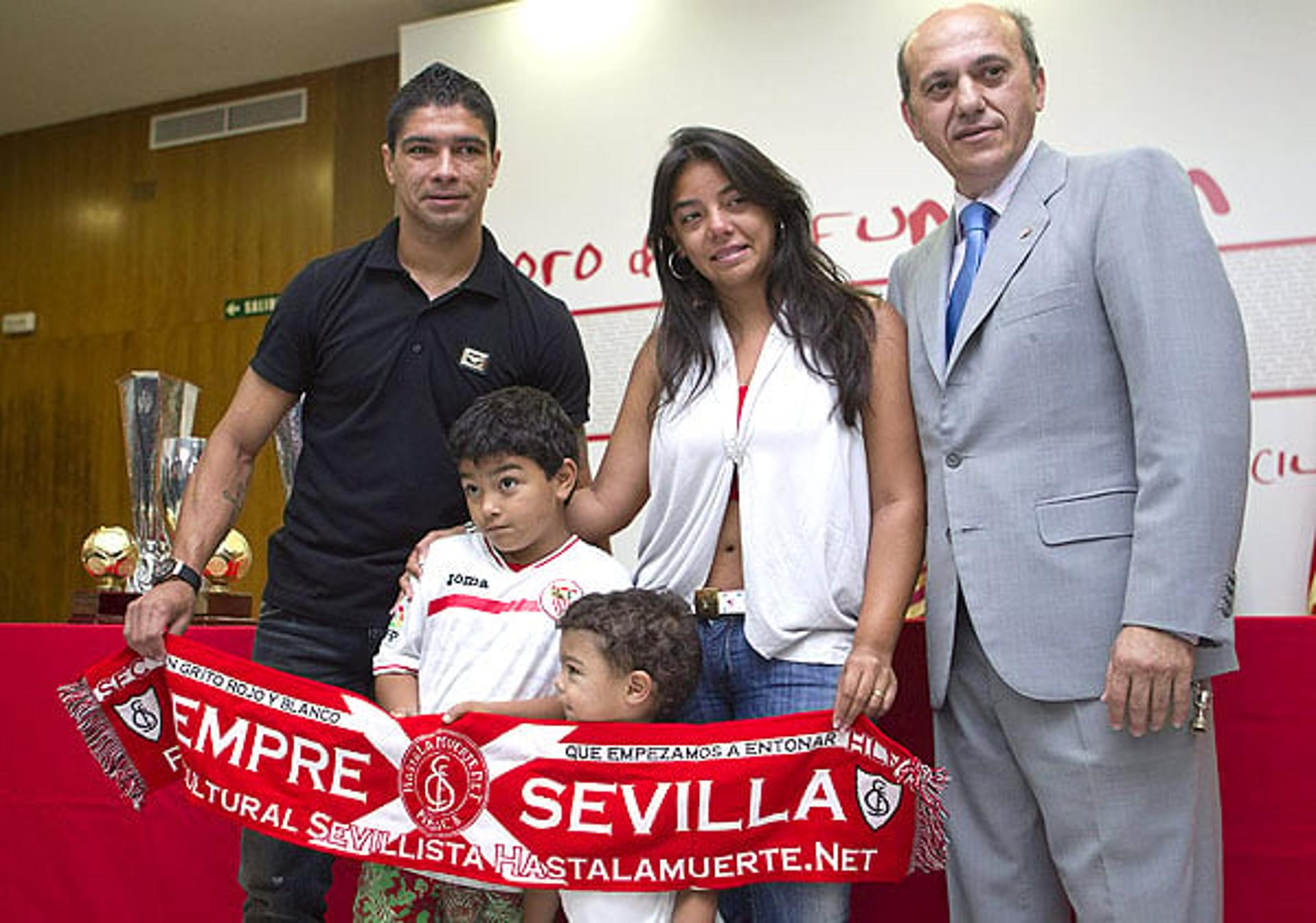 Renato se despede do Sevilla (Foto: Jose Manuel Vidal/EFE)