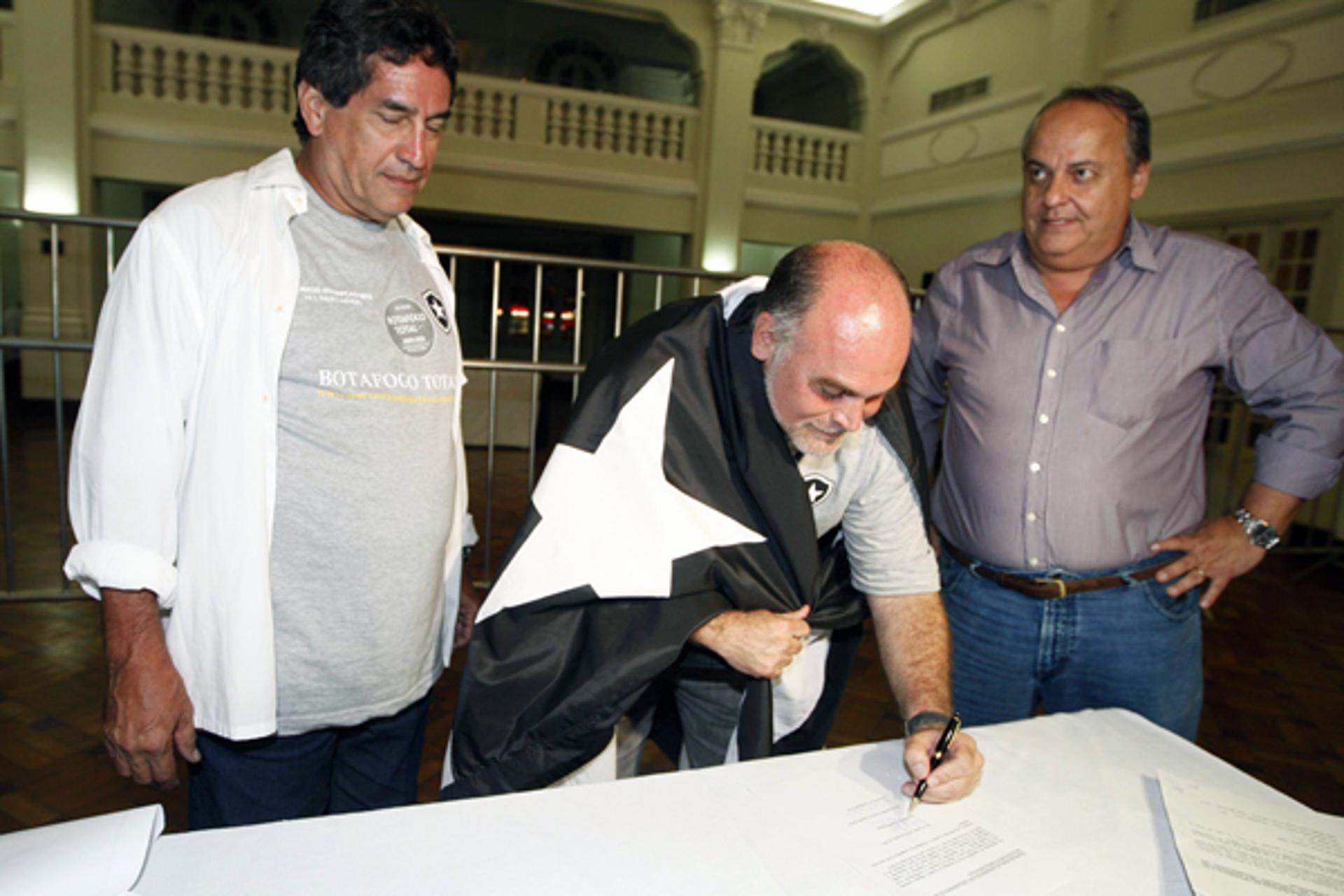 Eleição no Botafogo - Maurício Assumpção assinando (Foto: Cleber Mendes)