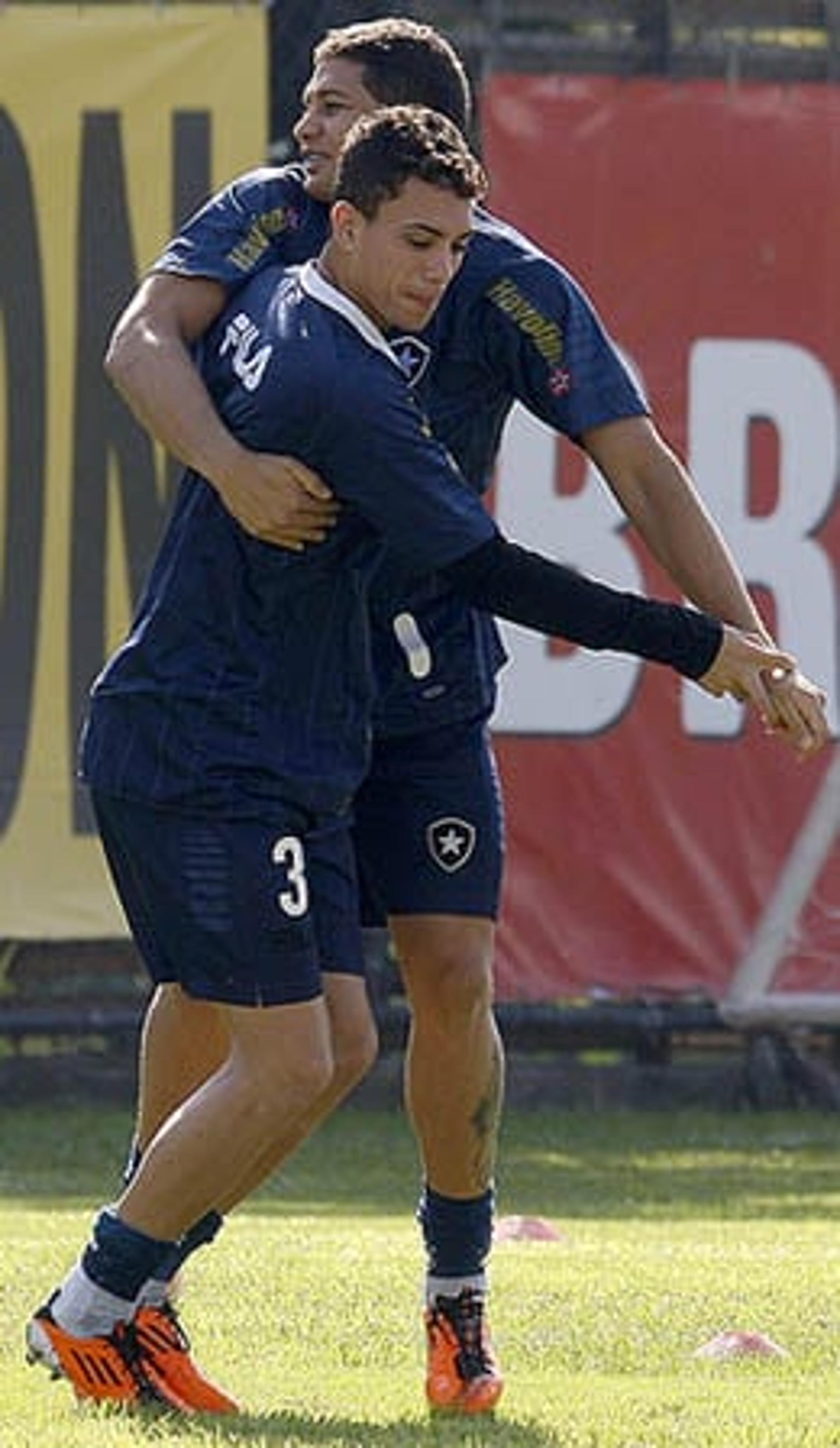 Caio e Elkeson dançam durante treino descontraído do Botafogo (foto: Wagner Meier)